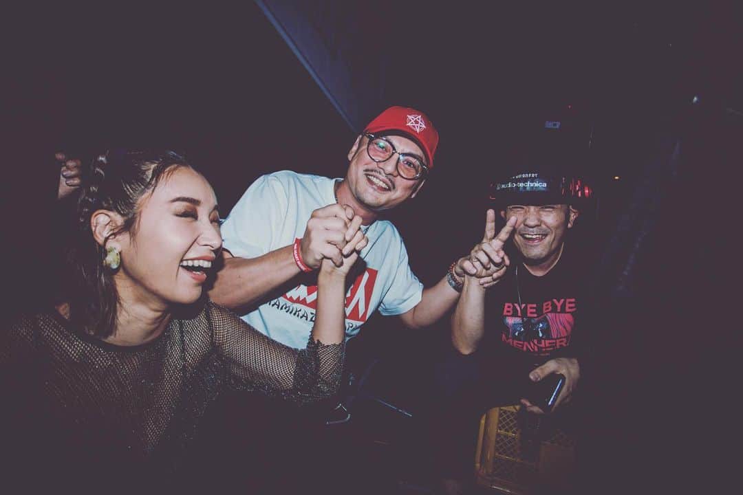 SPICY CHOCOLATEのインスタグラム：「✴︎ 11年前 渋谷レゲエ祭 立ち上げ当初から ずっと支えてくれてる この２人は、 レゲエで繋がる 家族みたいなもんだよ。 . 今年は信じられないくらい 悲しい別れに直面した分 残された時間の ひとつ一つの大切さが 身に染みるようになってきた。 . 昨日の雨雲の中に現われた虹は 天国で喜んでる答えかなと🌈 最幸をありがとう♪ . #渋谷レゲエ祭 #敬天愛人  #カエルスタジオミュージック #令和元年9月23日」