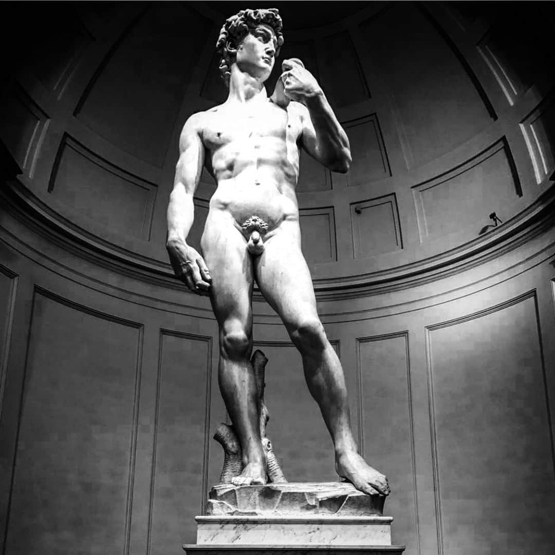 干場義雅さんのインスタグラム写真 - (干場義雅Instagram)「ダビデ像は、ピエタと並ぶミケランジェロの代表作であるばかりでなく、ルネサンス期を通じて最も卓越した作品のひとつである。人間の力強さや美しさの象徴ともみなされる作品であり、芸術の歴史における最も有名な作品のひとつと言える。ダビデとは旧約聖書においてイスラエル王国の二代目の統治者。大理石で身の丈5.17メートルにかたどられたこの像は、ダビデが巨人ゴリアテとの戦いに臨み、岩石を投げつけようと狙いを定めている場面を表現している。そして、ルネサンスならではの表現として、瞳が割礼器具のようにハート型に象られていることや、イスラエルの民の証とされる割礼の痕がないことが挙げられる。ベランダにひとつ買おうかなぁ。あれ？ 何の話しをしてたんでしたっけ？  @yoshimasa_hoshiba  #yoshimasahoshiba  #干場義雅」9月23日 11時20分 - yoshimasa_hoshiba