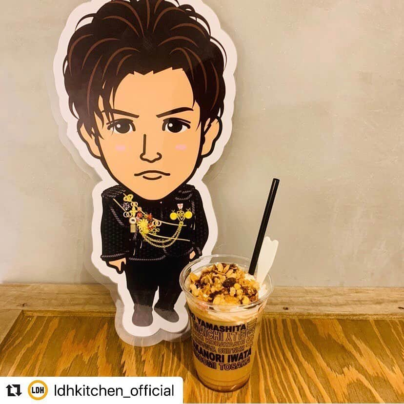 居酒屋えぐざいるPARKさんのインスタグラム写真 - (居酒屋えぐざいるPARKInstagram)「@ldhkitchen_official . 『出張居酒屋えぐざいるin TOKYO STELLAMAP Cafe』開催中‼️🎉🎉 . 三代目 J SOUL BROTHERS LIVE TOUR 2019 ”RAISE THE FLAG” で大好評の「出張居酒屋えぐざいる」のFOODコーナーが、STELLAMAP Café(ソフマップAKIBA4号店7階)にて期間限定で展開中💫💫 . 【FOODコーナーからのご紹介🙋‍♂️】 本日は、、、 ☕️《岩田 剛典》俺オーレ☕️ ブレンディスティックとのコラボメニュー🤗🌈 フルーツグラノーラやホイップ😆💫 チョコソースとトッピングが豊富だから お腹もしっかり満たされる一杯です‼️😋 . ぜひ、お召し上がりください☺️ . 出張居酒屋えぐざいるでパワー補給💪をして、“RAISE THE FLAG”で、最高に盛り上がりましょう☝️✨ . 【FOODコーナー】 ☆FOOD 《NAOTO》NAOTOさ～んのパニーニ 800円 《山下 健二郎》Fresh Fish Burger 800円 《ELLY》食べるっしょ！RAISE THE ホットドッグ 800円 . ☆DRINK 《岩田 剛典》俺オーレ 700円 《小林 直己》RAISE THE FLAG スカッシュ700円 《今市 隆二》Lager 800円 ※未成年者の飲酒は法律で禁止されています。又、未成年者に対しては酒類を販売致しません。購入の際は顔写真付きの身分証の提示をお願い致します。 《今市 隆二》Jr.Lager 800円 ※こちらの商品はノンアルコールとなっております。 . ☆SWEETS 《登坂 広臣》RAISE THE ICE 800円 . ・RAISE THE FLAG KITCHEN OKASHIコーナーで好評の商品を一部販売 . 【営業日時】 9/21(土) 10:00~18:00 9/22(日) 10:00~18:00 9/23(祝月) 10:00~15:00 9/24(火) 10:00~18:00 9/25(水) 10:00~18:00 9/26(木) 10:00~15:00 . 【場所】 STELLAMAP Cafe (ソフマップ AKIBA4号店7階) 東京都千代田区外神田 1-10-8 . 【注意事項】 ●商品には数に限りがございますので、無くなる場合がございます。 ●食品は、手洗いを充分にしてからお早めにお召し上がり下さい。 ●アルコール飲料をご購入の方は、FOODコーナーにて顔写真付き身分証明書のご提示をお願い致します。 [パスポート、運転免許証、住民基本台帳カード・個人番号カード(マイナンバーカード)・外国人登録証・障碍者手帳・在留カード(全て要写真付き)] ※コピー不可 顔写真付き身分証明書をお忘れになった場合は、アルコール飲料のご購入はできませんので、あらかじめご了承ください。 ●荒天等の場合、営業を中断、中止する場合がございます。 ●営業時間は、混雑状況や天候等により、予告無く変更する場合がございます。 ●深夜、早朝からの場所取り等の行為は近隣へのご迷惑になりますのでご遠慮下さい。 ●売り場までの通路が狭く、階段もございますのでお手荷物を可能な限り少なくした状態でお越し下さい。ご協力をお願い致します。 ●熱中症対策を十分に準備し、お越し下さいませ。お待ち頂くことが長くなる場合がございます。 ●商品は全てテイクアウト商品となります。店内での飲食は禁止させて頂きます。 ●東京ドーム場外での出張居酒屋えぐざいるブースの展開はございません。 . ※上記の注意事項、予めご了承ください。 . #RAISETHEFLAG #RTF #三代目JSOULBROTHERS #出張居酒屋えぐざいる #LDHkitchen #STELLAMAPCafe #ソフマップ #AKIBA #秋葉原 #わくわくがとまらない #俺オーレ」9月23日 11時31分 - izakaya_exile