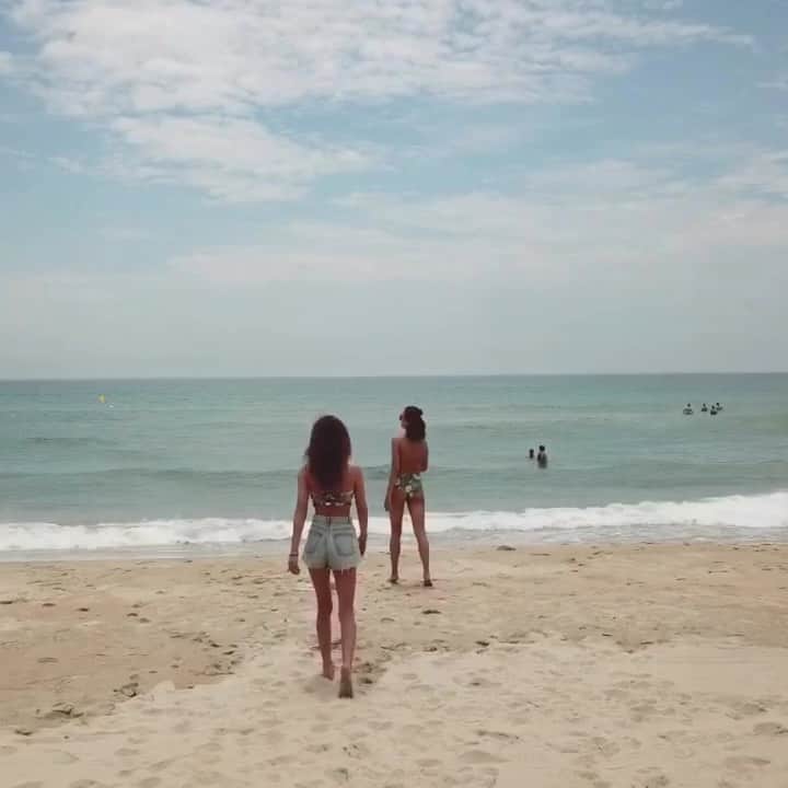 のインスタグラム：「・ ・ ベトナムへ行ったときはダナンへ行ってみてぇ☀️🌴ほんとーに綺麗だった✨ ・ ・ @alexiastam_official のビキニを着るとやっぱりどこへ行っても映えるし気分が上がる🧡🧡 ・ ・ #ダナン #vietnam #alexiastam #bikinigirl #happy #夏海、いつベトナムいきますか？笑」