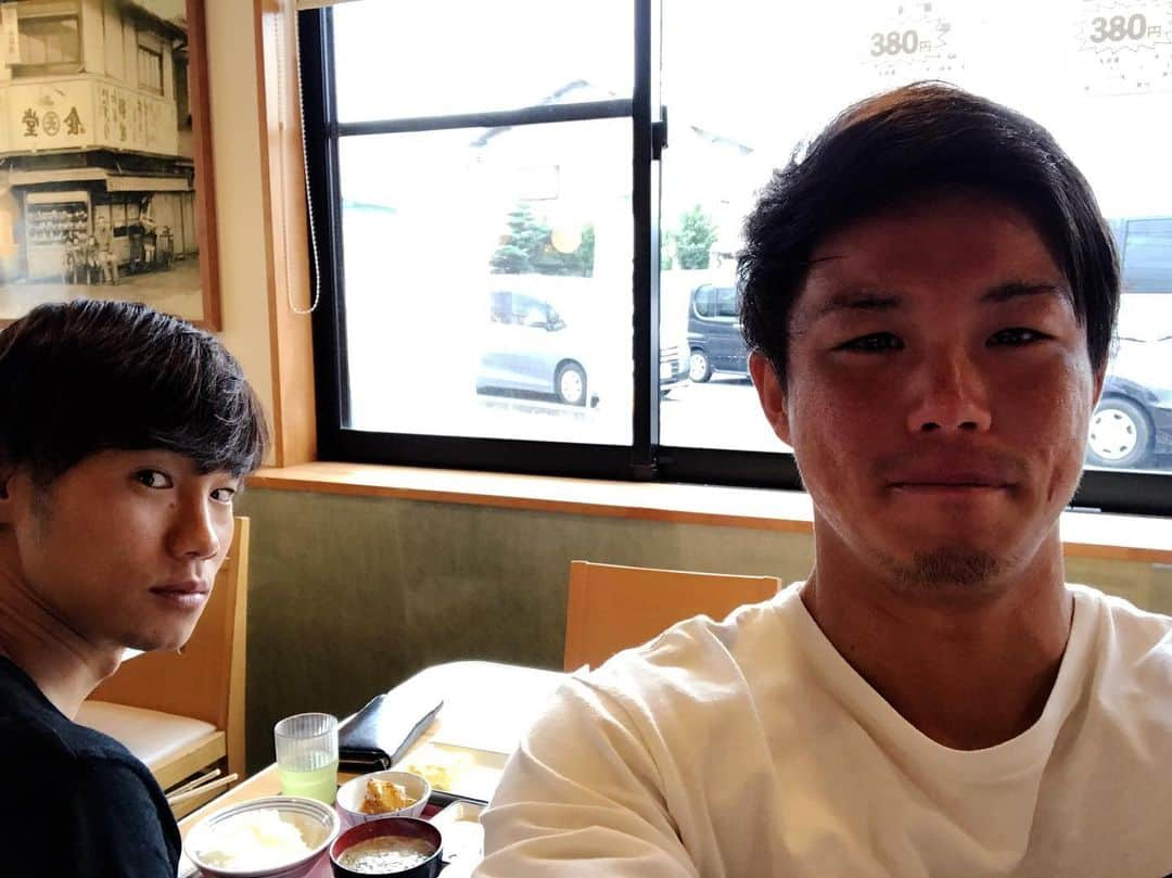 星原健太さんのインスタグラム写真 - (星原健太Instagram)「2連休2日目。まいどおおきに志太食堂の4人掛け家族席兼2人で座ればテラス席。国道33号線が綺麗に見えます。 #コミュ障 #県道でした」9月23日 11時33分 - kentahoshihara