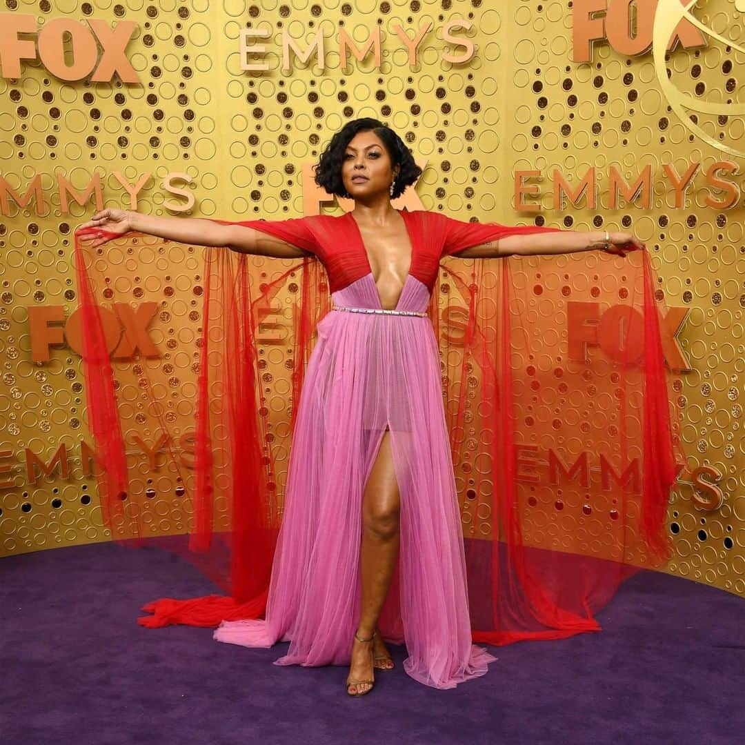 Good Morning Americaさんのインスタグラム写真 - (Good Morning AmericaInstagram)「Pink and red dresses won the #Emmys purple carpet tonight with @mandymooremm, @tarajiphenson, @susankelechiwatson, @marisatomei, @zoe.kazan and more sporting the colors!」9月23日 11時33分 - goodmorningamerica