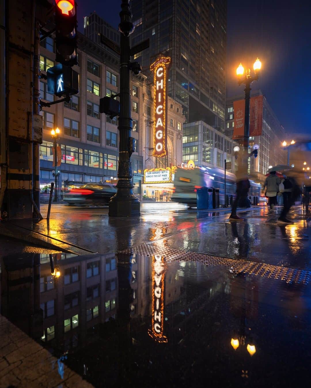 のインスタグラム：「Photo by Keith Ladzinski @ladzinski | The Chicago Theater, a landmark of the city, is reflected in a puddle on a rainy evening along southern Lake Michigan.」