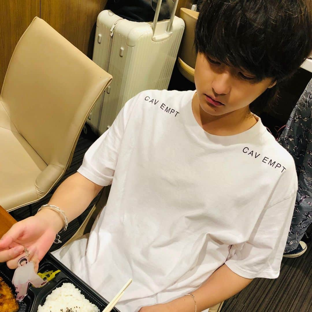 DISH//さんのインスタグラム写真 - (DISH//Instagram)「今日の柊生・大智  #ファンクラブイベント #皿とスラの座談会 in大阪 ～君と作るDISH//ROOM～　 #アクリルキーホルダー #是非ゲットしてね」9月23日 11時37分 - dish__official