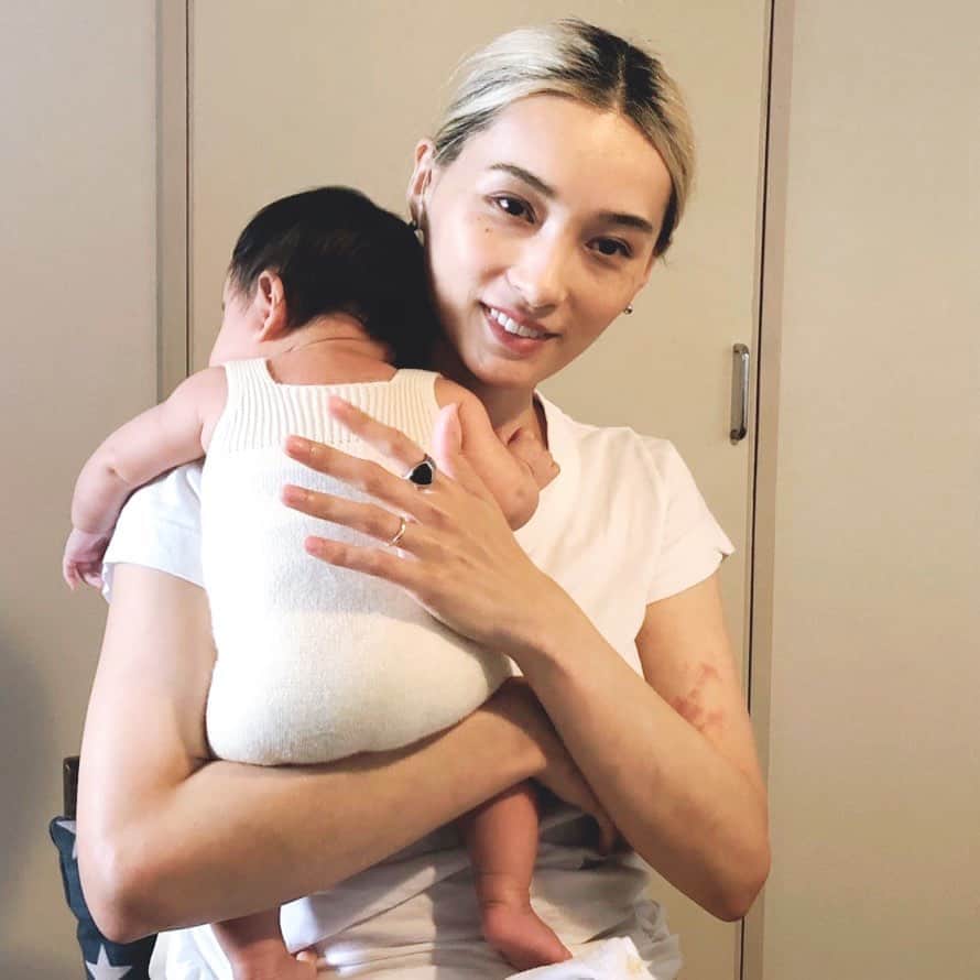 小濱なつきさんのインスタグラム写真 - (小濱なつきInstagram)「むちむちがたまらにゃい🍑 #babygirl」9月23日 11時48分 - obamanatsuki