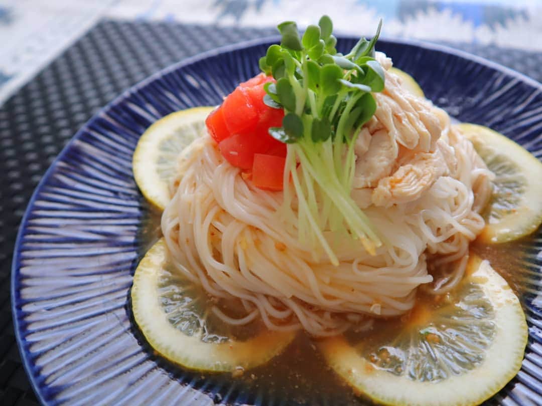 のインスタグラム：「． ． ． おうちごはん🍚 ＊さっぱりレモンそうめん ＊きゅうり一本付け ＊カブのお味噌汁 ＊みかん牛乳寒天  食べるだけ食べて季節外れに投稿するという。(笑) 食べるのが先だよね(*´∀｀)🍴 後から気づくこと、、 きゅうりの向きが気に入らない(´・ω・`) ． ． #おうちごはん #おうちカフェ #そうめんメニュー #献立 #ご飯 #料理 #一ノ瀬奈々 #料理好きな人と繋がりたい #手作り #手作り料理  #お昼ごはん #ランチ #cooking #lunch」