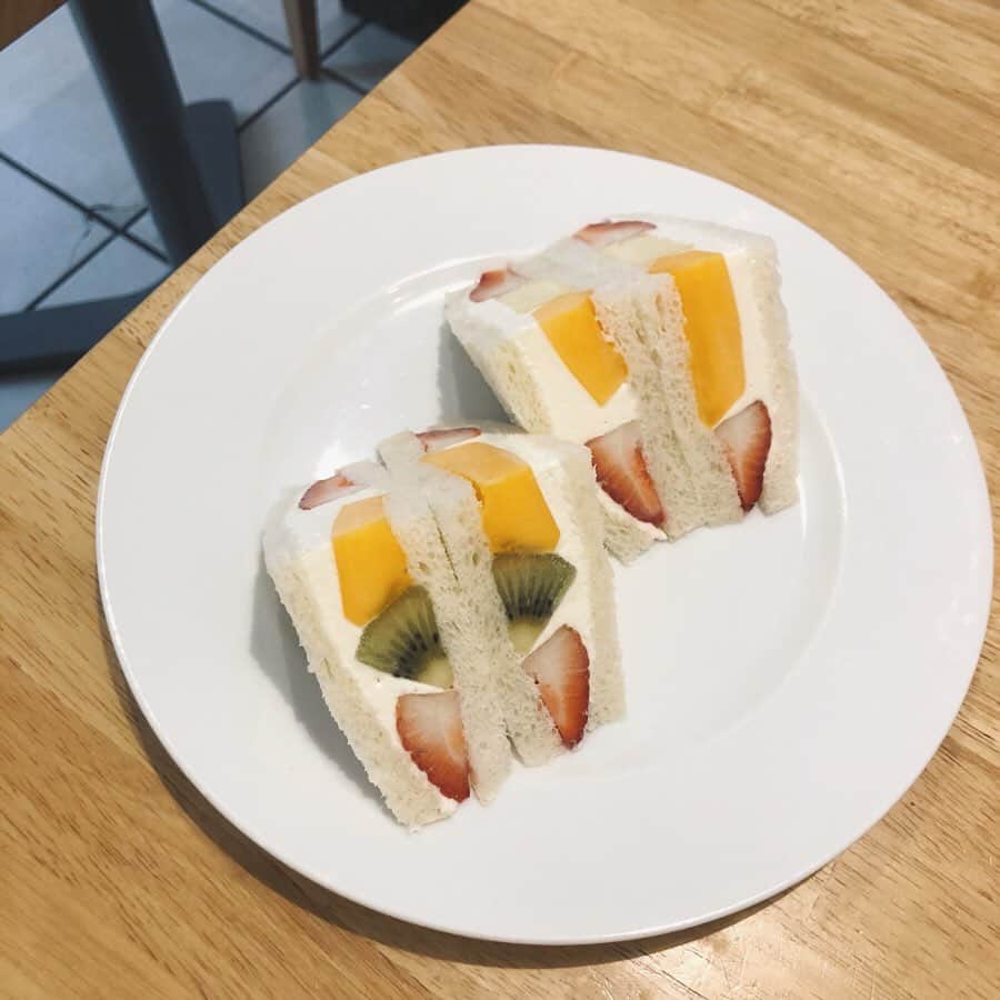 村田倫子さんのインスタグラム写真 - (村田倫子Instagram)「すきな人とフルーツサンドをたべた日。 しあわせ。 久々にフルフル来ましたが、やはりここのは鬼がかってるなあ…。🍓 今回は秋のパフェも食べて大満足です。 #食べりんログ #フルーツサンド」9月23日 11時45分 - rinco1023