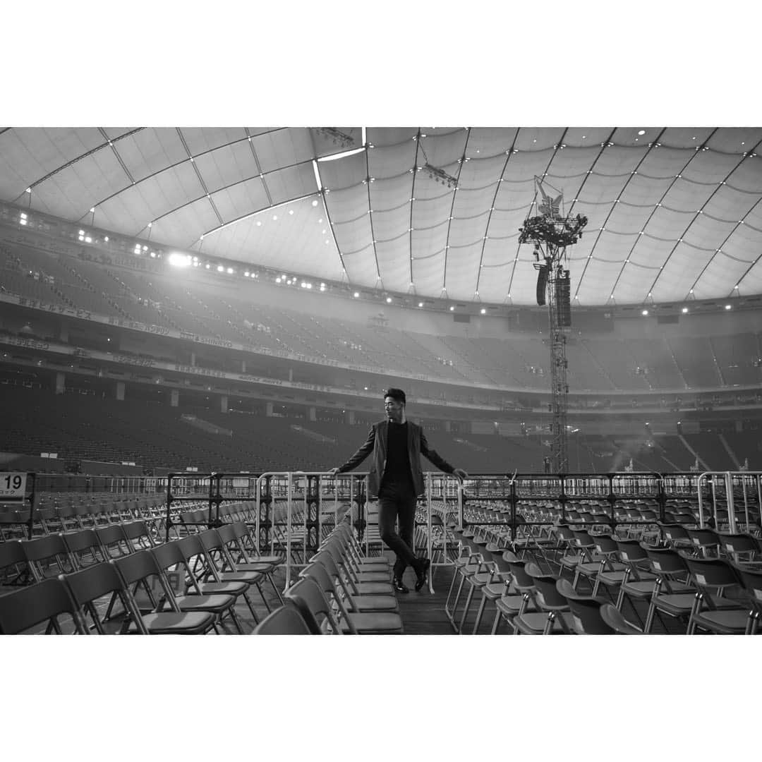 小林直己さんのインスタグラム写真 - (小林直己Instagram)「RAISE THE FLAG tour  TOKYO Dome - Day 2  50,000 chairs is almost an art.  思い出を一緒につくりましょう！  #EXILE #三代目JSOULBROTHERS #三代目JSOULBROTHERSfromEXILETRIBE #三代目JSB #三代目 #3jsb #ldh #小林直己 #NaokiKobayashi  #RAISETHEFLAG #Tokyodome #jpop #kpop #jsb #japan #tour #show #気合い入れてスーツ着てきた」9月23日 11時46分 - naokikobayashi_works