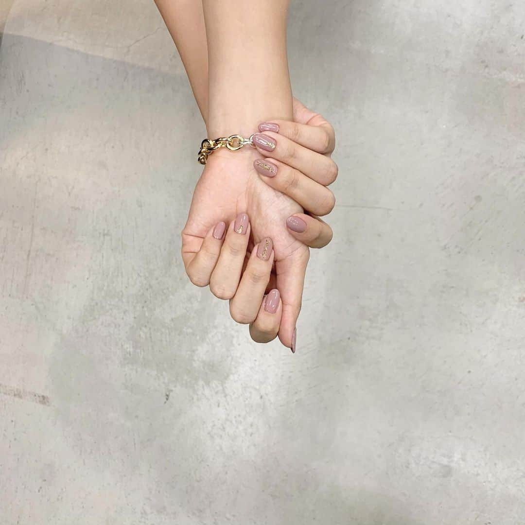 中瀬古ゆきなさんのインスタグラム写真 - (中瀬古ゆきなInstagram)「髪色に続き、ネイルもスモーキーカラー💜💅 ・ 友達のネイルをみてやっぱりくすみピンクって めちゃ可愛い！と思い決めていたのです🥰 チェーン×オーロラ×金テープにブリオン✨ 手元のアクセも合わせやすくて最高👍 @erina.erinail さんいつも有難うございます💐 ・ さて、本日で @seadsmara pop upのお手伝い 最終日になりました🙏12時からラストまで❤️ 銀座にお越しの際はどうぞお立ち寄りくださいませ♡ ・ #nail #nailart #pink #dastypink #autumn #winter #photo #newnail」9月23日 11時49分 - yuch1129