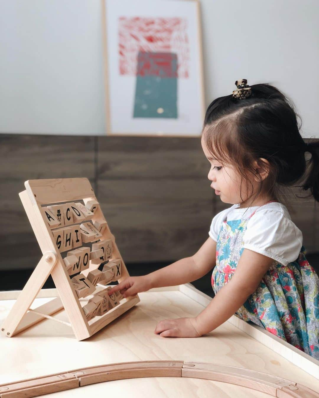 大橋菜央さんのインスタグラム写真 - (大橋菜央Instagram)「She likes alphabet after her staying Portland! Especially “U” (as she found U shape material a lot at the construction site 🚧 🏗 “S”is for Shane, “M” is for Mia♡ . . . ポートランドに行ってから 英語やアルファベットに興味津々👀♡ ほぼ大阪弁だったので良かったよかった😂 . 特に好きなのは “U”工事現場に落ちてるU字型の資材がきっかけ... Miaの”M”にShaneの”S” . @ikonih_tokyo のアルファベットトイも これまではくるくる回しているだけだったけど ようやく文字を探すように🙌♡ . . . #とはいえ9割大阪弁 #alphabet #アルファベット #ikonih #ikonihtokyo #ikonih_tokyo #こどものおもちゃ #知育玩具 #marlmarl_cd #naoliving #1歳7ヶ月 #生後19ヶ月 #miababyliving」9月23日 11時51分 - naoliving