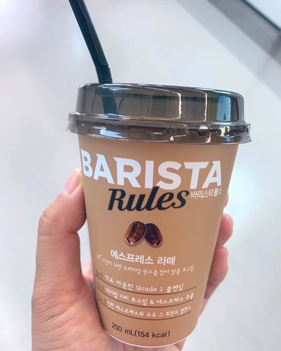のインスタグラム：「コンビニで二日連続、旦那さんが買うコーヒーの支払いを私がしていたら、前日もいらしたお店のおば様が、 「何でいつも奥さんに払わせるの⁉️あなたが奥さんのを買ってあげなさいよ‼️」 と旦那さんに軽く怒っていた💦 私が払ったお金は旦那さんのなんですが（笑） 韓国のこういうところ、嫌いじゃないです😊」