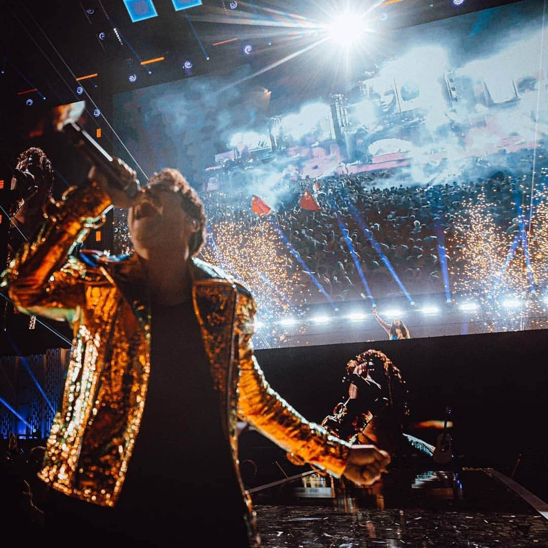 スティーヴ・アオキさんのインスタグラム写真 - (スティーヴ・アオキInstagram)「Crash Into me yeahhhhh Me and @darrencriss got to the damn thing together and it was fucking awesome🙏 @iheartfestival @iheartradio」9月23日 11時55分 - steveaoki