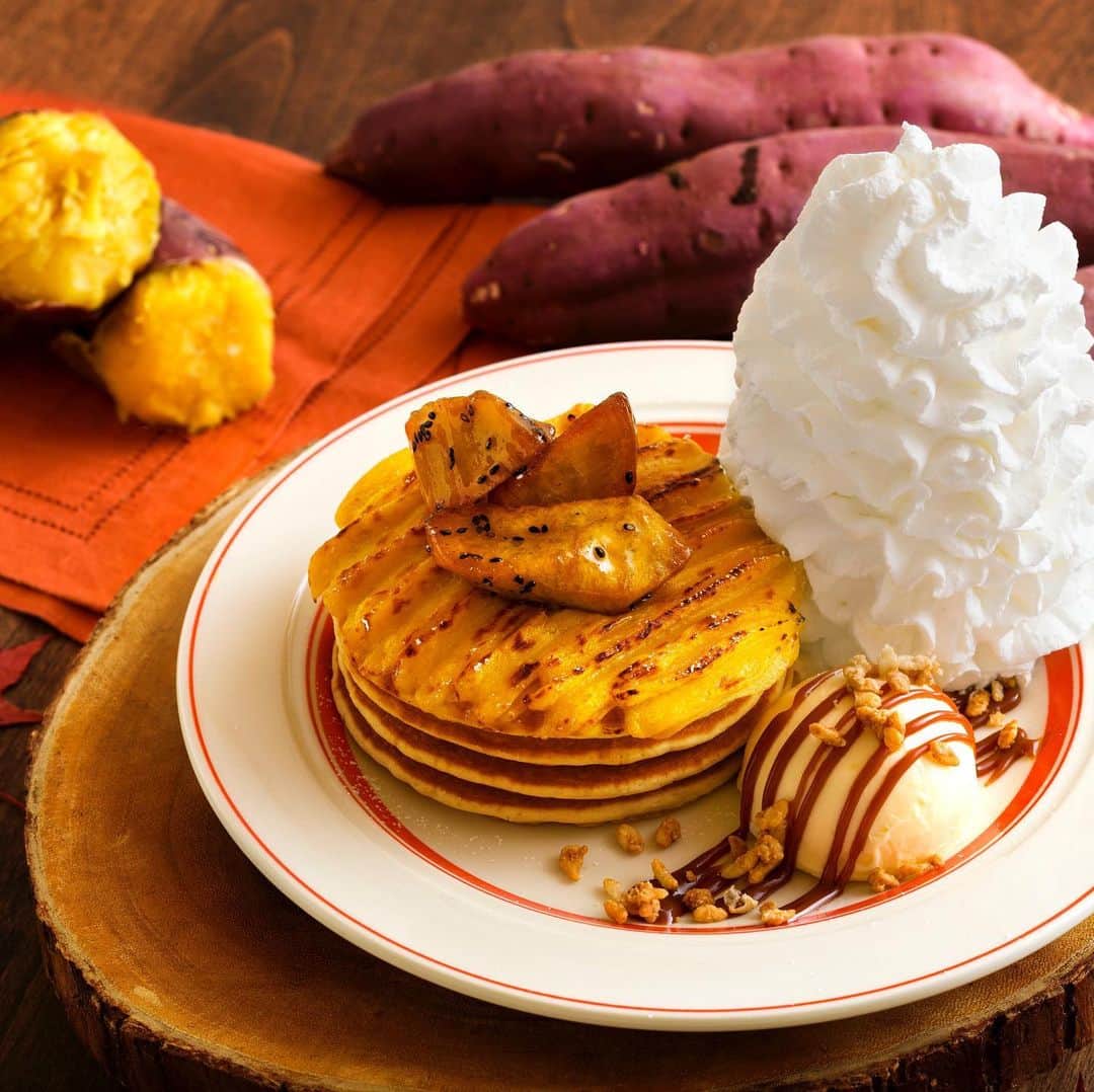 EGGS ’N THINGS JAPANさんのインスタグラム写真 - (EGGS ’N THINGS JAPANInstagram)「なめらかな安納芋ペーストとホクホクの大学芋を楽しめる『スイートポテトパンケーキ』は9月30日まで🍠🍠🍠﻿ 本日秋分の日はお芋を食べて秋を満喫してみてくださいね🙈🍁🙈🍁﻿ ﻿ =================﻿ ﻿ 『 #スイートポテトパンケーキ』﻿ ﻿ 販売価格：¥1,480(税別)﻿ ﻿ 販売期間：9月2日（月）〜9月30日（月）﻿ ﻿ 取扱い店舗：一部を除く国内全店舗﻿ ※Eggs ’n Things ららぽーと名古屋みなとアクルス店、Eggs ’n Things Coffee 高崎OPA店、Eggs ’n Things Coffee柏 髙島屋ステーションモール店ではお取り扱いがございません﻿ ﻿ =================﻿ ﻿ #エッグスンシングス #エッグスン #パンケーキ #パンケーキ巡り #カフェ巡り #スイーツ #カフェ部 #限定 #グルメ #グルメ好き #芋 #秋 #秋グルメ #日本美食 #東京美食 #大阪美食 #eggsnthings #eegsn #instafood #cafe#foodstagram #pancake #sweets#instafood #aloha #hawaii #sweettooth#lunch #yammy ﻿」9月23日 12時05分 - eggsnthings_jp