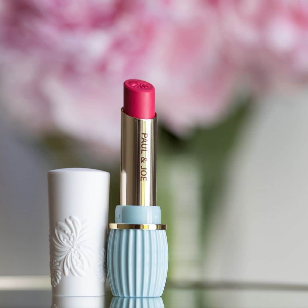 PAUL & JOE BEAUTEさんのインスタグラム写真 - (PAUL & JOE BEAUTEInstagram)「・⠀ How about vivid pink red lip to brighten your day in a dewy texture? ⠀ The shade is “ flower vase” ---LIPSTICK No.207⠀ ⠀ #PaulandJoe #paulandjoebeaute #ポールアンドジョー #lipstick #lipsticklove #nice #good #beautiful #beauty #instagood #リップスティック #リップ #秋リップ #秋カラー #秋メイク #トレンド #デパコス #コスメ垢」9月23日 12時00分 - paulandjoe_beaute