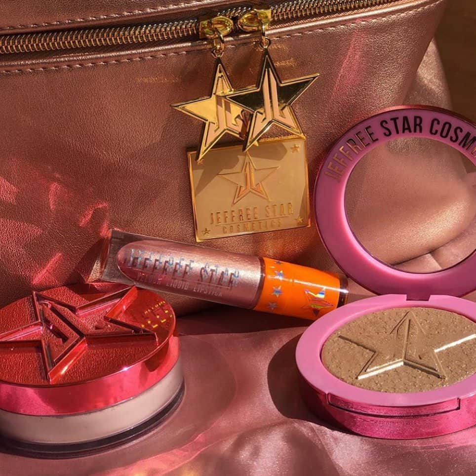 Jeffree Star Cosmeticsさんのインスタグラム写真 - (Jeffree Star CosmeticsInstagram)「What are your 3 MUST HAVE #Jeffreestarcosmetics products? 😇💖 Photo by the iconic @literallylewis2.0 ⭐️」9月23日 12時00分 - jeffreestarcosmetics