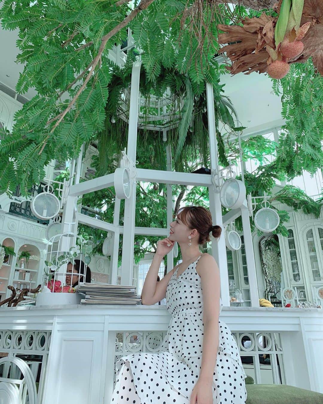 のインスタグラム：「ㅤㅤㅤ ㅤㅤㅤ おしゃれすぎるカフェ☕💭💕 ORGANIKA HOUSE🌲  タイの有名女優Sririta Jensen(Rita)さんが プロデュースするオシャレカフェで インスタでもよく見ててずっと行きたかった💓  かれんはafter the rainていう名の サングリアを頼んだよ🍷  出てきたと思ったらok？て言われて 何がokか分からんかったからok！て言ったら ドライアイスが隠されててそこに水を入れて モワモワとおしゃれな演出してくれました☺️ 途中から撮ったから微妙やったけど 一応最後に動画乗せてます😇  ランチメニューやデザートメニューも 充実してて美味しそうやった！！ サングリアも美味しくてパッションフルーツと 小さなマシュマロつきでしたよ✌️ (ドライアイスに水入れた時に水浸しなって ほぼふにゃふにゃなってたけど😂笑)  ここはほんまにまた行きたいお店！ てかこのお店の周りにはおしゃれカフェが 沢山あったからまたバンコク行ったら この辺開拓したいな〜〜🥰❤️ ㅤㅤㅤ  ㅤㅤㅤ 🌲ORGANIKA HOUSE（CAFE＆RESTAURANT)オーガニカハウス ㅤㅤㅤ 🏠Cafe 6th floor Building A Piman 49 Soi Soukhumvit 49 ㅤㅤㅤ 📞02 665 1898 ㅤㅤㅤ ㅤㅤㅤ ⏰10：00～22：00  定休日：なし  ㅤㅤㅤ #ORGANIKAHOUSE #オーガニカハウス #バンコクカフェ  #おかじ旅行記 #バンコク #岡島かれん  #バンコク旅行 #okaji_thai」