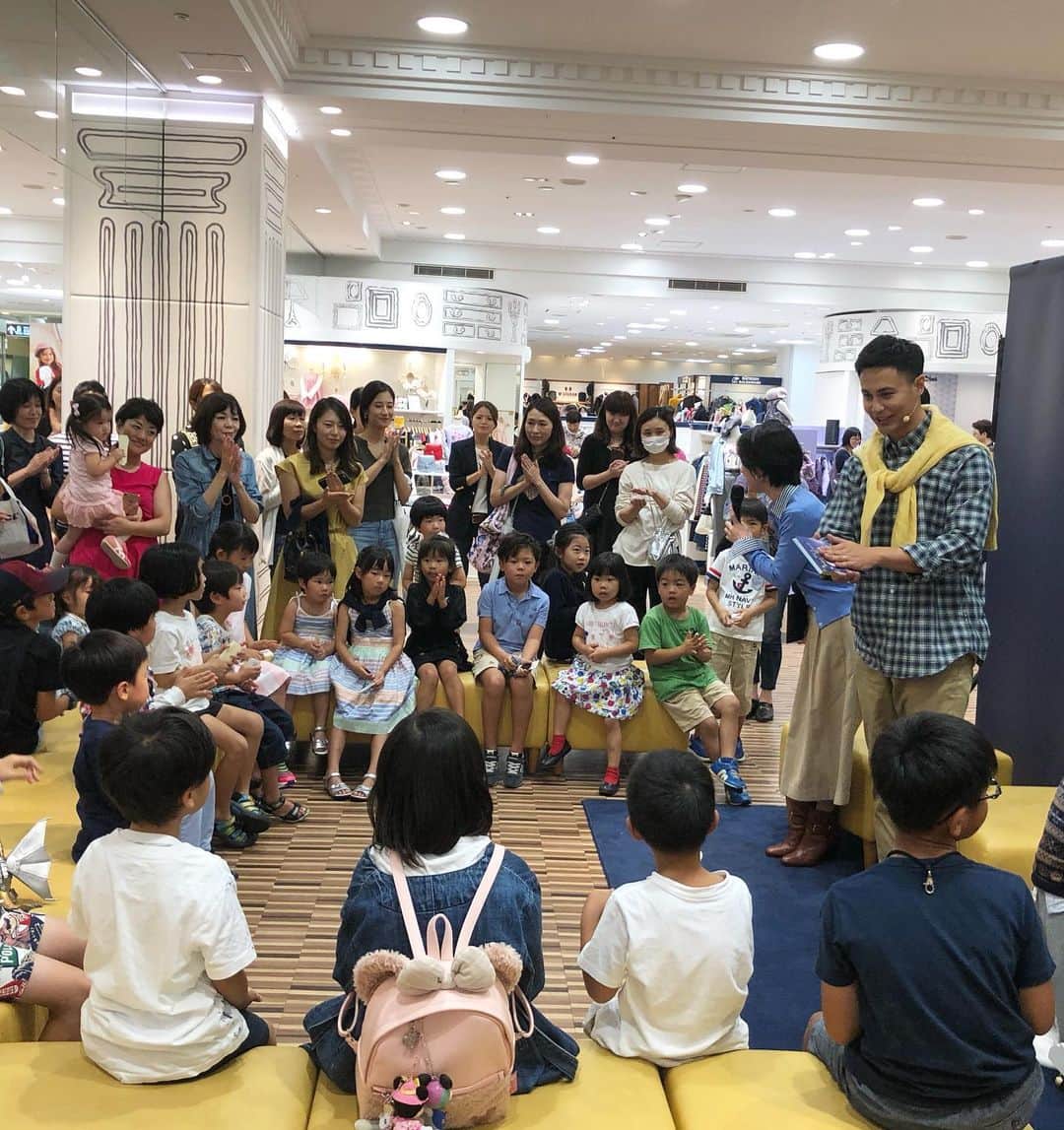 ユージさんのインスタグラム写真 - (ユージInstagram)「名古屋タカシマヤで行われた @ralphlauren のブックリーディングイベントに来て下さってありがとうございました。大阪に続き名古屋でも沢山の方々と触れ合えてとても幸せでした。そして子供達が真剣に話を聞いてくれて、最後には一人一人の夢についても語ってくれて、とても感動しました。子供達はみんなキラキラしていて、この地球にとっての宝物なんだと再確認しました✨もし夢がまだ見つからなくても生きてるだけですごい事なんだよ👍 #ラルフローレン #ralphlauren  #名古屋タカシマヤ #子供は宝」9月23日 12時04分 - yujigordon