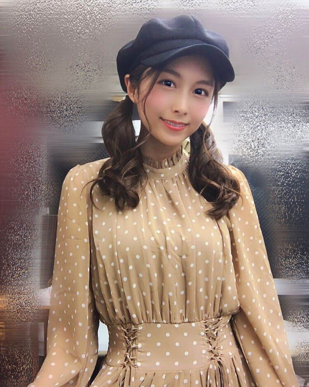 麻衣愛のインスタグラム：「eclinのワンピースの形が好きで、特に長袖のワンピースが好き💗 首元が可愛いし、ウエストがしまっててスタイル良く見せてくれるから嬉しい😆🙌 ツインテール #キャスケット #マーキュリーデュオ #ワンピース #エクラン #秋コーデ #fashion #eclin」