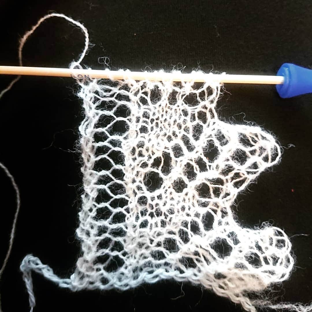 長久保智子さんのインスタグラム写真 - (長久保智子Instagram)「I started knitting the edge, but the balance with the center part is not good. This pattern is good, but I think change ～💧 Take it to Shetland. Using 2.5mm needle. Yarn is my spinning ！ * 2.5mm （1号）でエッジを編み始めた。この模様好きだけど、センターパターンとの計算がどうにも合わずにあきらめ(笑) 違うエッジを編み直そう！ デザインを考えて想像して計算して～て頭モジャモジャやるけど、この作業好き💙 ある程度出来たらShetlandに持参するのだ！  #shetlandlace #shetlandlaceknitting #shetlandsheep #shetlandwoolweek2019 #shetlandwoolweek #laceknitting #knittinglace #spinningwool #spinningwheel #handspunyarn #knittingdesign #シェットランドレース #つむぎ糸」9月23日 12時07分 - satoko.tricot_the