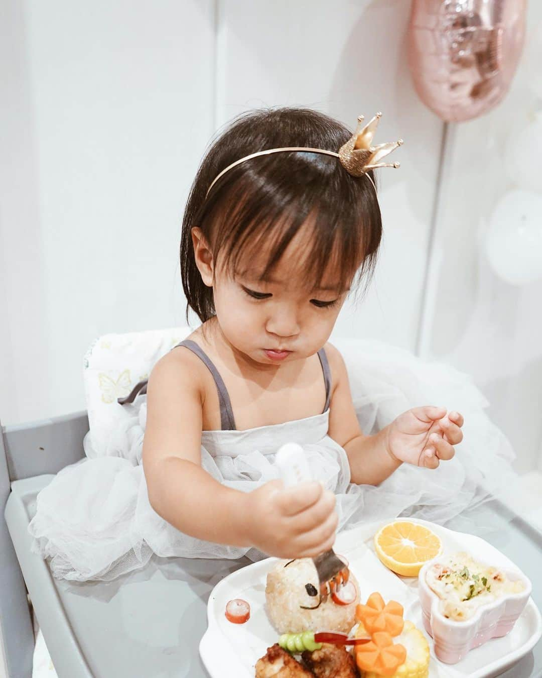 孫きょうさんのインスタグラム写真 - (孫きょうInstagram)「𝗒𝗎𝗆𝗆𝗒🥣🍊﻿ ﻿ 前投稿にスワイプして入れるはずが忘れちゃってて、せっかくなのでもう1つバースデー投稿🎂﻿ ﻿ プレートは定番だけど簡単可愛いアンパンマン❤️実際はアニメよりお菓子のパッケージのアンパンマンに1番興奮します🤣w﻿ 少食だけど、よく食べてくれる衣柔らかめな唐揚げとグラタン🥧﻿ ﻿」9月23日 12時09分 - sonkyou1013