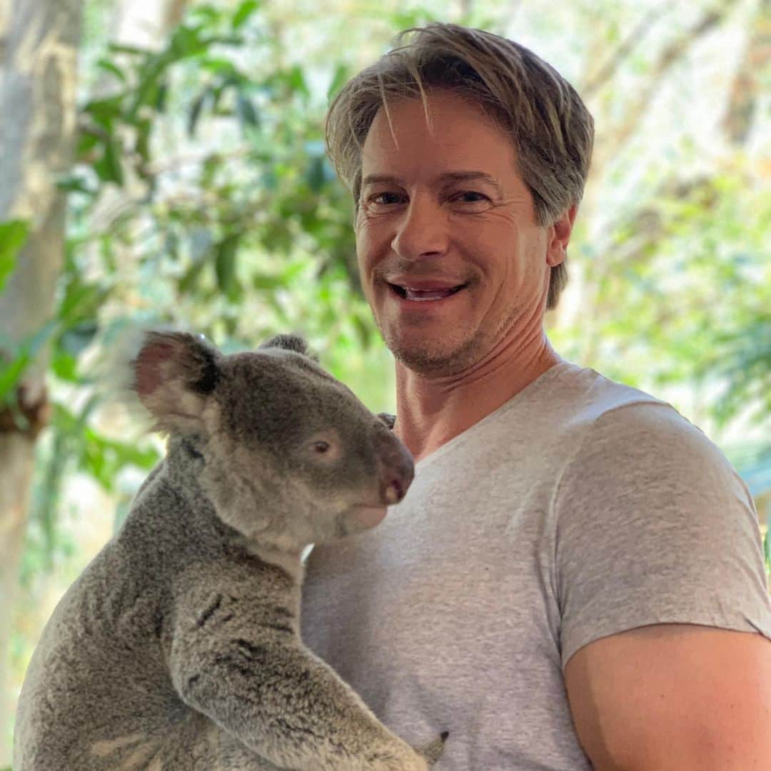 ジョン・バロウマンさんのインスタグラム写真 - (ジョン・バロウマンInstagram)「#Fingle with the boys!! @lonepinekoala #koalachlamydia 🐨🐨💩💩💊💊❤️❤️🤣」9月23日 12時22分 - johnscotbarrowman