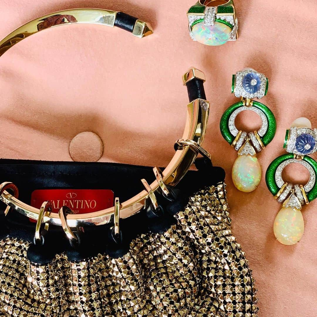 ペトラ・フラナリーさんのインスタグラム写真 - (ペトラ・フラナリーInstagram)「A bag and baubles...🙌 @maisonvalentino @davidwebbjewels」9月23日 12時15分 - petraflannery