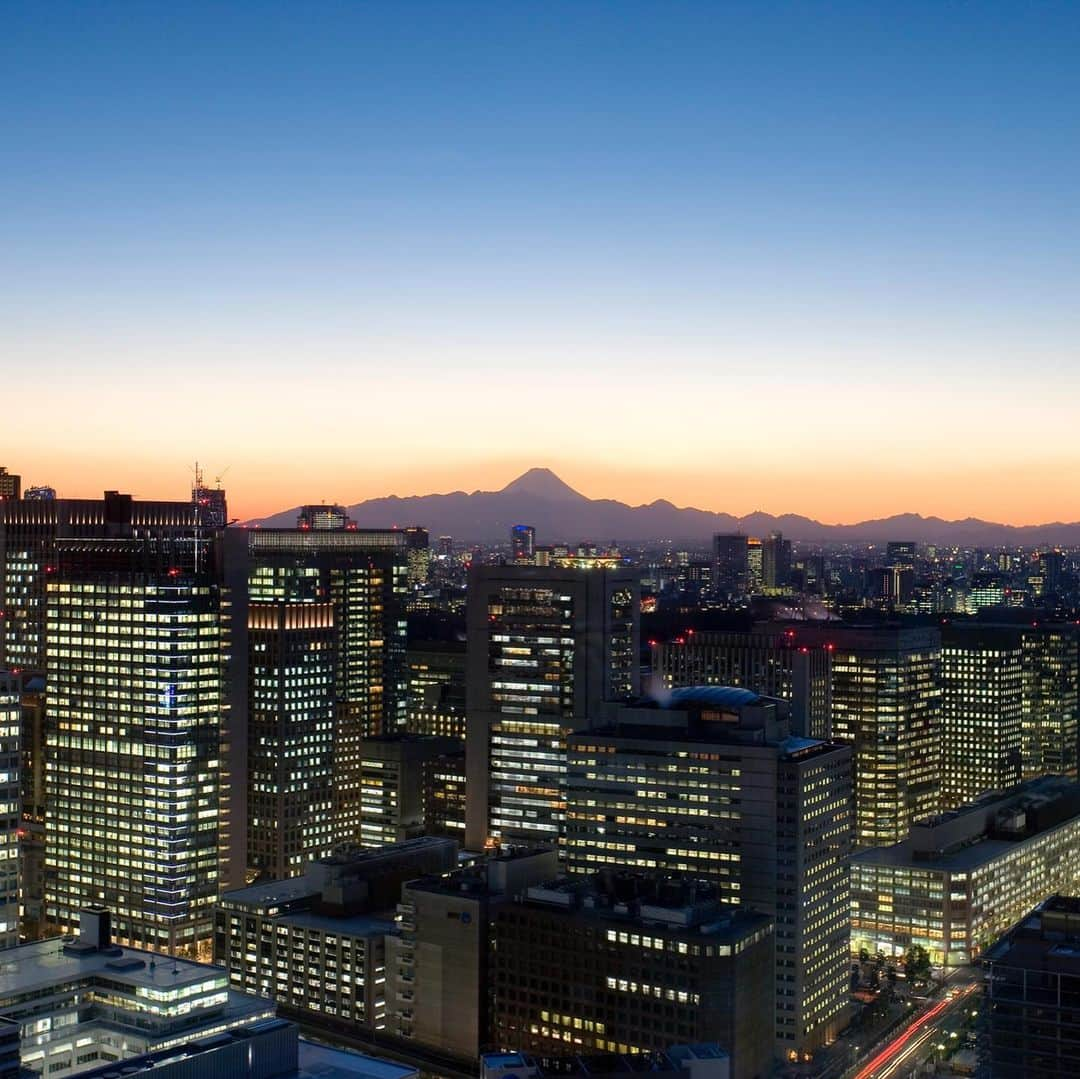 Mandarin Oriental, Tokyoさんのインスタグラム写真 - (Mandarin Oriental, TokyoInstagram)「今年改装を終えたゲストルームでは、「森と水」が成長・成熟し、春を迎え、より一層の日本らしさとともに瑞々しく成長を続ける当ホテルの歴史を表現しています。  スイートルームは、リビングルームに設置されたソファやチェアなどの家具に「フラワーシャワー」と題されたテキスタイルを取り入れた、まるで花びらに包まれ至福の時を味わえるような空間です。リビングルームには、金沢の箔職人による金箔や銀箔をあしらったオリジナルのキャビネット、テーブル、またベッドルームには桐箪笥をモチーフにしたキャビネットを設置しています。天空から舞い降りた雲や風のモチーフを墨の滲みやはらいなどの筆遣いで描いたカーペット、満開の「藤棚」を刺繍したヘッドボード、行灯をイメージし、日本のしつらいの特徴であるアシンメトリーに配したランプシェードなど、細部まで日本文化が息づいた空間です。 改装を終えたスイートルームでの充実したくつろぎのひとときをお楽しみください。  The hotel’s renovated guestrooms and suites are filled with bespoke fabrics and furnishings to represent woodlands responding to the changing seasons.  Featuring the original Flower Shower textile pattern in furnishings, such as on the sofa and chairs in the living room, the hotel’s restyled suites are designed to evoke thoughts of blissful moments around flowers. A silver-leaf round table and gold leaf-embossed cabinet brighten the living room, while the carpet blends Japanese ink and brush work with a motif of clouds and gentle breezes, a nod to the extensive views of Tokyo that can be enjoyed from the hotel’s suites. This is a space exuding Japanese culture in its details such as blooming wisteria in springtime embroidered on headboards and lamp shades inspired from Japanese Andon, with an asymmetrical design which is a unique feature of Japanese furnishings.  Enjoy a relaxing stay in any of our suites where you can experience authentic traditional Japanese culture.  #mandarinorientaltokyo #MOtokyo #ImAfan #マンダリンオリエンタル東京 #motyo #nihonbashi #日本橋 #tokyohotel #東京ホテル #luxuryhotel #renovation #interior #インテリア #beautiful #beautifulroom #traditional #日本文化 #日本伝統＃japaneseculture #suiteroom #suite #スイートルーム #hotelsuite」9月23日 12時17分 - mo_tokyo