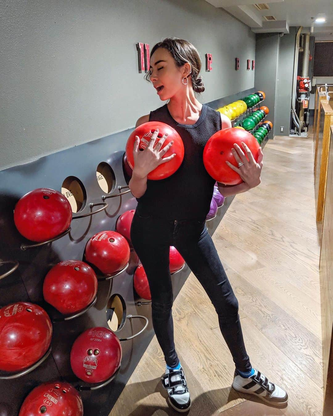 シャウラさんのインスタグラム写真 - (シャウラInstagram)「I couldn’t help myself.  ごめんなさい。 #bowling #balls #ootd」9月23日 12時40分 - shaula_vogue