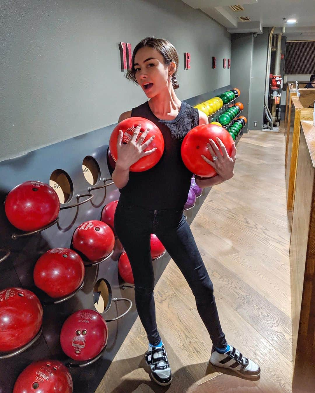 シャウラさんのインスタグラム写真 - (シャウラInstagram)「I couldn’t help myself.  ごめんなさい。 #bowling #balls #ootd」9月23日 12時40分 - shaula_vogue