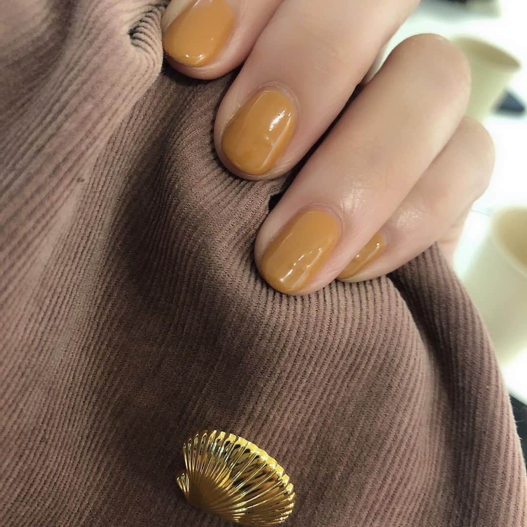 のインスタグラム：「@styledeli_official の撮影中。  秋物盛りだくさん。素敵なのがありすぎて 欲が掻き立てられて困るw これからの季節 今すぐ着たい服が揃ってます。  ネイルも秋使用に。 @salonbdaikanyama  で キャメルにチェンジ 睫毛はカール少なめのエクステでナチュラルに。髪の色も トーンをおとしました。 秋への準備万端🍂🍁」