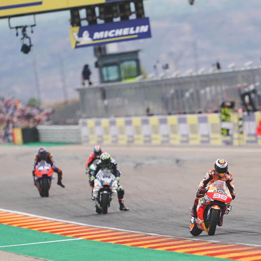 レプソル・ホンダさんのインスタグラム写真 - (レプソル・ホンダInstagram)「Fighter. • • • #AragonGP #25RepsolHonda #Repsol #MotoGP #Honda #Racing #RepsolHonda #HRC #RC213V #JL99 #JorgeLorenzo #JL99😈 #ThePowerOfDreams #Motorcycle #Aragon #Spain」9月23日 12時49分 - hrc_motogp