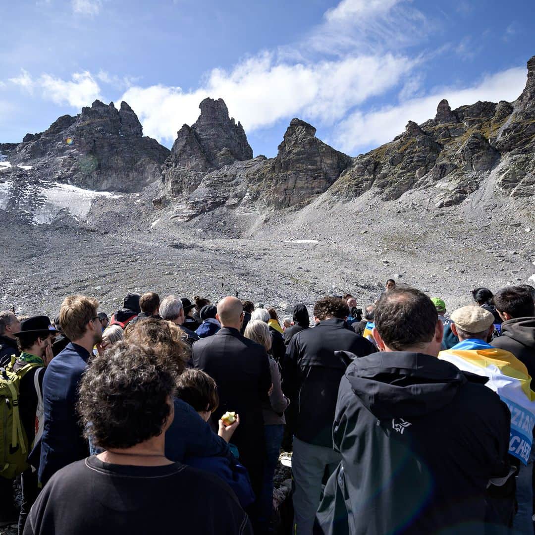 AFP通信さんのインスタグラム写真 - (AFP通信Instagram)「AFP Photo 📷 @coffrinews - People take part in a ceremony to mark the 'death' of the Pizol glacier (Pizolgletscher) on September 22, 2019 above Mels, eastern Switzerland. In a study earlier this year, researchers of ETH technical university in Zurich determined that more than 90 percent of Alpine glaciers will disappear by 2100 if greenhouse gas emissions are left unchecked.」9月23日 12時43分 - afpphoto