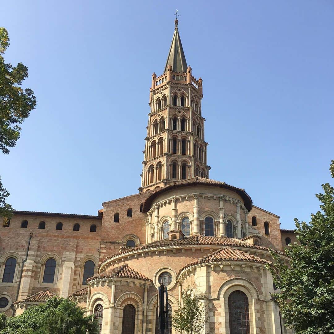 bon ponさんのインスタグラム写真 - (bon ponInstagram)「南フランス オクシタニー地方の旅🇫🇷 9月16日(月) 《トゥールーズ Toulouse》 レンガ作りの建物が並ぶ旧市街が夕日にかがやく姿から「バラ色の町」と呼ばれています。最初に町が築かれたのは紀元前3世紀。16世紀にはパステルの交易により商業都市として発展しました。現在は航空機産業の中心地です。10万人以上の学生が集まる学生都市としても知られています。スミレの栽培地とも知られていて、いたるところにスミレの香水やバス用品を売る店が見られます。 ・ 【サン・セルナン・バジリカ聖堂】 3世紀にトゥールーズにキリスト教を広め、偶像崇拝を拒んで殉教した聖セルナンに奉献されています。11世紀にサンティアゴ・デ・コンポステーラへの街道上の重要な巡礼地となり、大勢の巡礼者を迎え入れるための巨大な内部空間を持つ聖堂が建設されました。現存するロマネスク教会としてはフランスで最も大きいです⛪️ ・ 【キャピトル広場】 1760年に完成したトゥールーズの市庁舎の前の広場。オープンテラスのカフェに囲まれていて、人々の集まる場所になっている。市庁舎は横幅約150ｍ、バラ色のれんがと白い石を組み合わせた壮麗な姿。 ・ 【チョコレート専門店 ベロ エ アンジェリBello＆Angeli】 ショコラティエのベロ氏と大手企業の経営コンサルタントをしていたアンジェリ氏。幼少期からから美味の探求をしていたという仲良しの従兄弟同士が2013年に創業。美味しさの中に「発見」のあるショコラ作りを目指しています🍫 日本の百貨店でのバレンタインフェアなどにも出店しているそうです。 珍しいフレーバーのものも色々あって試食させていただきました。どれも美味しかったです😍😍 ・ @Tourisme_en_Occitanie ・ ・ #TourismeOccitanie #visiteztoulouse #フランス観光開発機構 #南フランス #オクシタニー地方 #トゥールーズ #夫婦 #60代 #ファッション #コーディネート #リンクコーデ #夫婦コーデ #グレイヘア #白髪 #共白髪 #couple #over60 #fashion #coordinate #instafashion #instagramjapan #greyhair #bonpon511 ・ つづく」9月23日 12時58分 - bonpon511