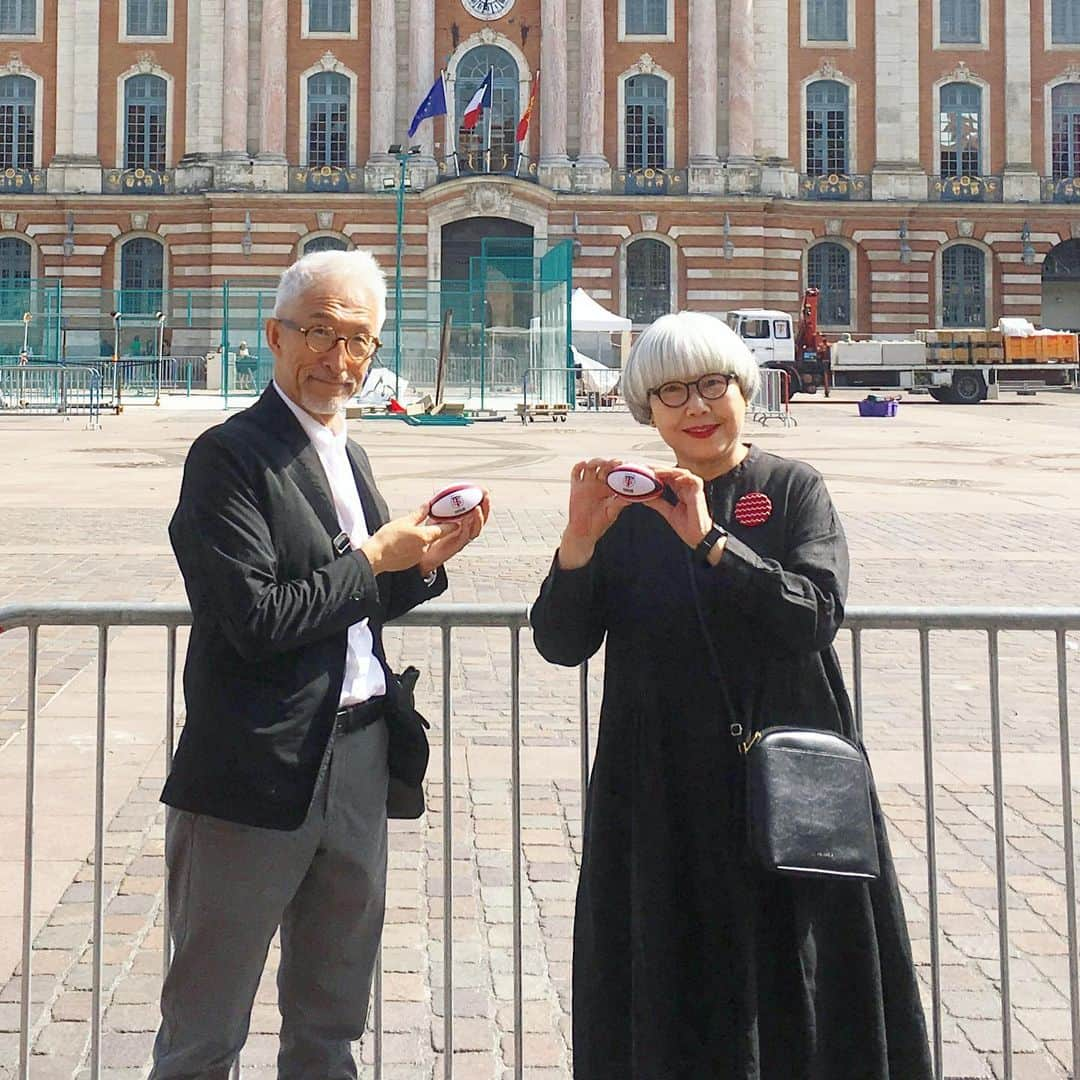 bon ponさんのインスタグラム写真 - (bon ponInstagram)「南フランス オクシタニー地方の旅🇫🇷 9月16日(月) 《トゥールーズ Toulouse》 レンガ作りの建物が並ぶ旧市街が夕日にかがやく姿から「バラ色の町」と呼ばれています。最初に町が築かれたのは紀元前3世紀。16世紀にはパステルの交易により商業都市として発展しました。現在は航空機産業の中心地です。10万人以上の学生が集まる学生都市としても知られています。スミレの栽培地とも知られていて、いたるところにスミレの香水やバス用品を売る店が見られます。 ・ 【サン・セルナン・バジリカ聖堂】 3世紀にトゥールーズにキリスト教を広め、偶像崇拝を拒んで殉教した聖セルナンに奉献されています。11世紀にサンティアゴ・デ・コンポステーラへの街道上の重要な巡礼地となり、大勢の巡礼者を迎え入れるための巨大な内部空間を持つ聖堂が建設されました。現存するロマネスク教会としてはフランスで最も大きいです⛪️ ・ 【キャピトル広場】 1760年に完成したトゥールーズの市庁舎の前の広場。オープンテラスのカフェに囲まれていて、人々の集まる場所になっている。市庁舎は横幅約150ｍ、バラ色のれんがと白い石を組み合わせた壮麗な姿。 ・ 【チョコレート専門店 ベロ エ アンジェリBello＆Angeli】 ショコラティエのベロ氏と大手企業の経営コンサルタントをしていたアンジェリ氏。幼少期からから美味の探求をしていたという仲良しの従兄弟同士が2013年に創業。美味しさの中に「発見」のあるショコラ作りを目指しています🍫 日本の百貨店でのバレンタインフェアなどにも出店しているそうです。 珍しいフレーバーのものも色々あって試食させていただきました。どれも美味しかったです😍😍 ・ @Tourisme_en_Occitanie ・ ・ #TourismeOccitanie #visiteztoulouse #フランス観光開発機構 #南フランス #オクシタニー地方 #トゥールーズ #夫婦 #60代 #ファッション #コーディネート #リンクコーデ #夫婦コーデ #グレイヘア #白髪 #共白髪 #couple #over60 #fashion #coordinate #instafashion #instagramjapan #greyhair #bonpon511 ・ つづく」9月23日 12時58分 - bonpon511