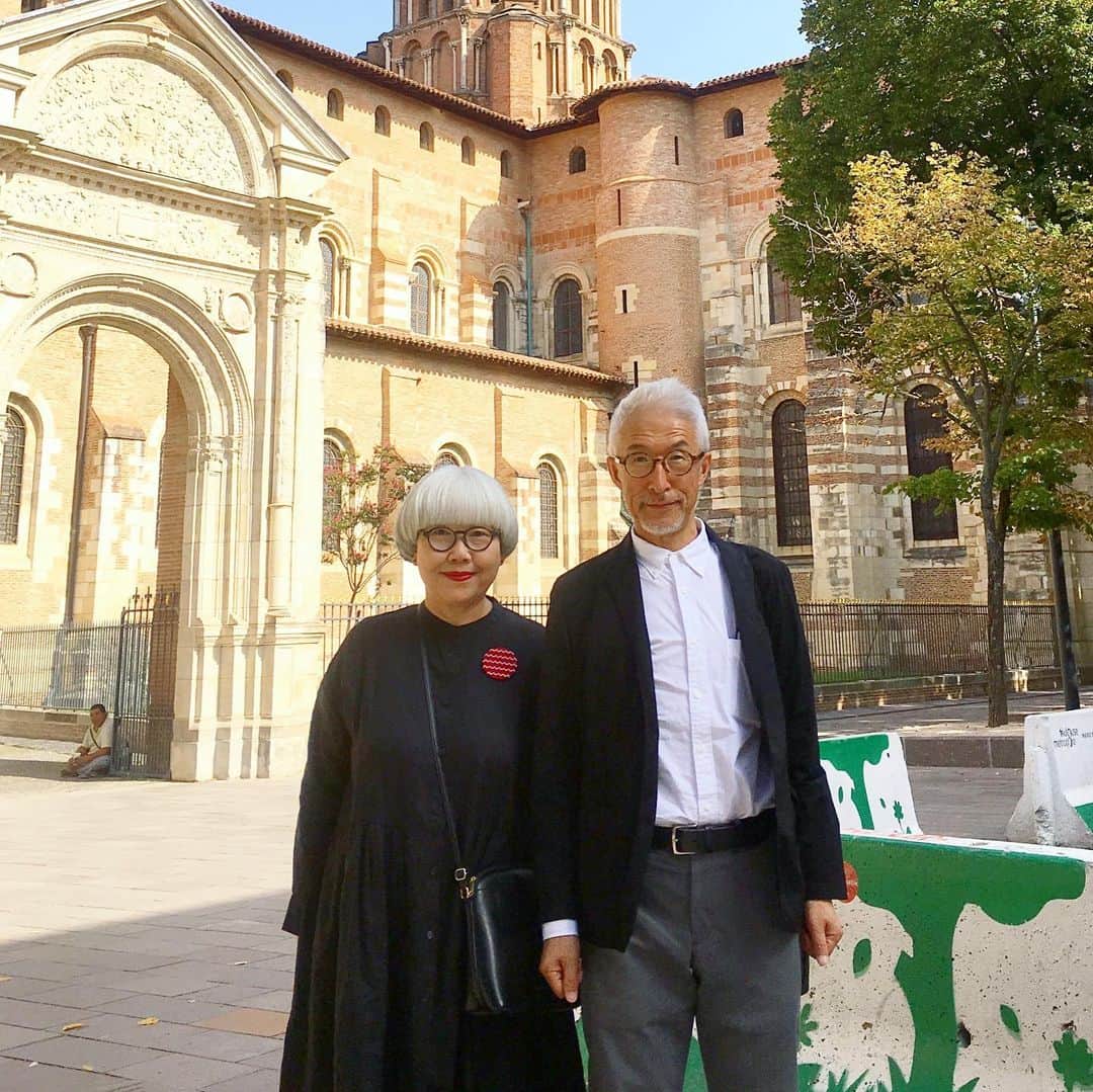 のインスタグラム：「南フランス オクシタニー地方の旅🇫🇷 9月16日(月) 《トゥールーズ Toulouse》 レンガ作りの建物が並ぶ旧市街が夕日にかがやく姿から「バラ色の町」と呼ばれています。最初に町が築かれたのは紀元前3世紀。16世紀にはパステルの交易により商業都市として発展しました。現在は航空機産業の中心地です。10万人以上の学生が集まる学生都市としても知られています。スミレの栽培地とも知られていて、いたるところにスミレの香水やバス用品を売る店が見られます。 ・ 【サン・セルナン・バジリカ聖堂】 3世紀にトゥールーズにキリスト教を広め、偶像崇拝を拒んで殉教した聖セルナンに奉献されています。11世紀にサンティアゴ・デ・コンポステーラへの街道上の重要な巡礼地となり、大勢の巡礼者を迎え入れるための巨大な内部空間を持つ聖堂が建設されました。現存するロマネスク教会としてはフランスで最も大きいです⛪️ ・ 【キャピトル広場】 1760年に完成したトゥールーズの市庁舎の前の広場。オープンテラスのカフェに囲まれていて、人々の集まる場所になっている。市庁舎は横幅約150ｍ、バラ色のれんがと白い石を組み合わせた壮麗な姿。 ・ 【チョコレート専門店 ベロ エ アンジェリBello＆Angeli】 ショコラティエのベロ氏と大手企業の経営コンサルタントをしていたアンジェリ氏。幼少期からから美味の探求をしていたという仲良しの従兄弟同士が2013年に創業。美味しさの中に「発見」のあるショコラ作りを目指しています🍫 日本の百貨店でのバレンタインフェアなどにも出店しているそうです。 珍しいフレーバーのものも色々あって試食させていただきました。どれも美味しかったです😍😍 ・ @Tourisme_en_Occitanie ・ ・ #TourismeOccitanie #visiteztoulouse #フランス観光開発機構 #南フランス #オクシタニー地方 #トゥールーズ #夫婦 #60代 #ファッション #コーディネート #リンクコーデ #夫婦コーデ #グレイヘア #白髪 #共白髪 #couple #over60 #fashion #coordinate #instafashion #instagramjapan #greyhair #bonpon511 ・ つづく」