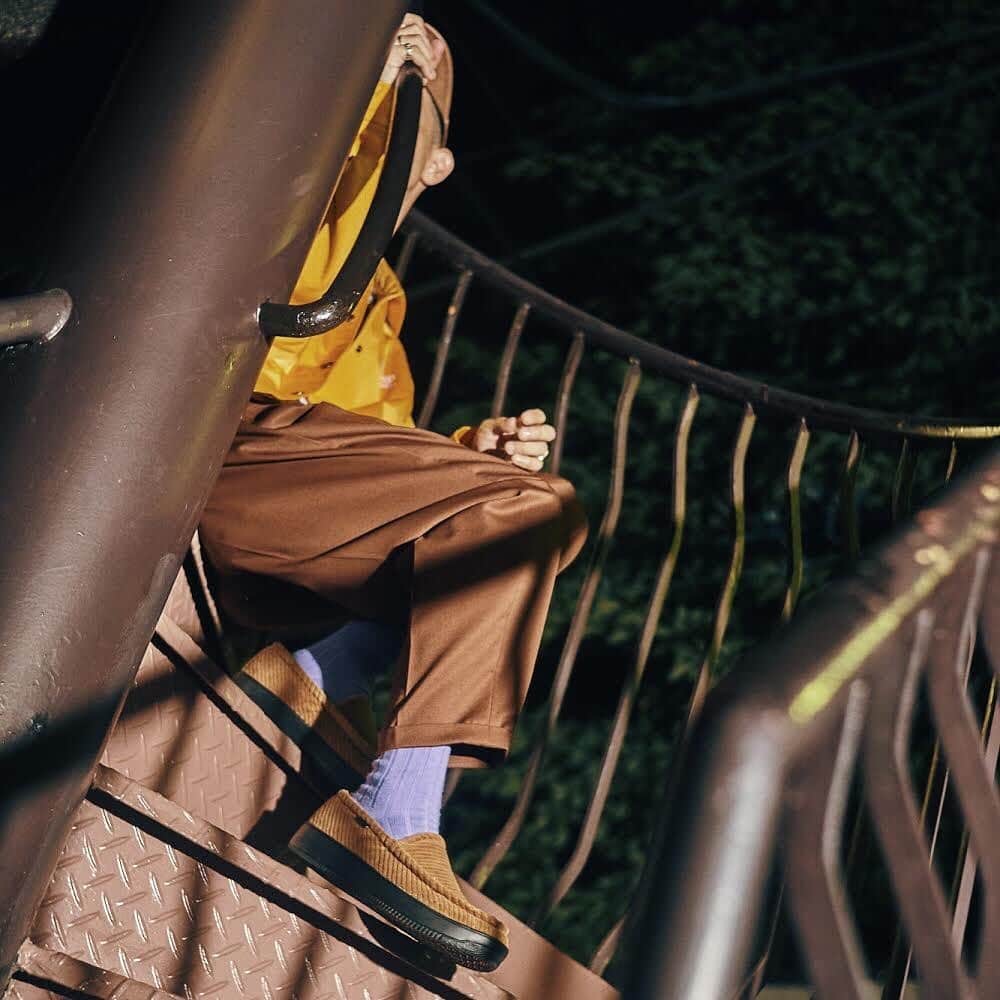 GRAVIS Japanさんのインスタグラム写真 - (GRAVIS JapanInstagram)「gravis x BILLY’S “K-ROOM”  9/21 On sale  Check it out.  BILLY’S提案によるストリート向けのROOM SHOES。 従来のルームシューズの「リラックス感」と「着脱のしやすさ」をそのままに、新開発の軽量かつボリューム感のあるアウトソールをドッキング。今のファッションにマッチングする一足に仕上がっている。BILLY’Sのみでので展開。 #gravis #kroom #roomshoes #gravisbillys #billysent  #billystokyo #ビリーズ」9月23日 12時52分 - gravisjapan