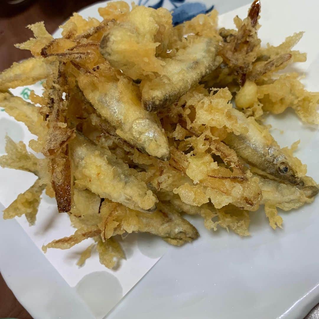 のインスタグラム：「阿寒湖で食べた、わかさぎとネギの天ぷら美味しかったな、、、 #lunch #ワカサギ #阿寒湖 #NATSUKIROCK  #夏木マリ @mari_natsuki」