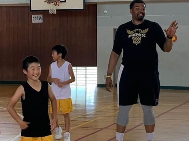 大原亞紋さんのインスタグラム写真 - (大原亞紋Instagram)「Day ③ 2019/07/27🏀 in JHBC basketball team  3つ目のクリニックは新潟県上越市で活動しているJHBCさんでの開催でした！  ここ2年で何回もクリニックさせて頂いたチームともあってコーチと溶け込むのも早く、楽しんでトレーニングできたと思います💪  クリニック後にはコーチたちと1on1やゲームもして言葉は通じなくともバスケが心を通じあわせてくれました！スポーツ交流が国際交流にもなって良かったです。 また来年の夏FENIXシアトルからコーチがまた来るので楽しみにしててください🔥  #FENIX #Niigata #jhbc #japan #seattle #tokyo #basketball #clinic #fam #workout #international #バスケットボール #アカデミー #クリニック #イベント #交流 #成長 #ミニバス #新潟県 #東京 #日本」9月23日 13時04分 - amon.fenix