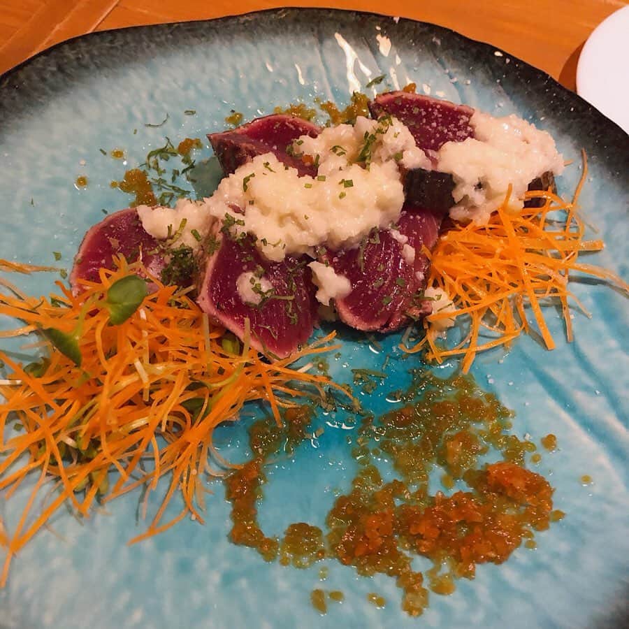 岩間恵のインスタグラム：「後輩に連れられたお店、大好きな鰹推してて美味しかった！ (誰にも聞かれてないけど、) 好きな食べ物は薬味たっぷりの何か。 あと甲殻類。です！  コメント全部読ませて頂いておりますが、 全てに返しきれずにごめんなさい。 基本DMは返せず、すみません。 しかし！にやにやしてます😏」