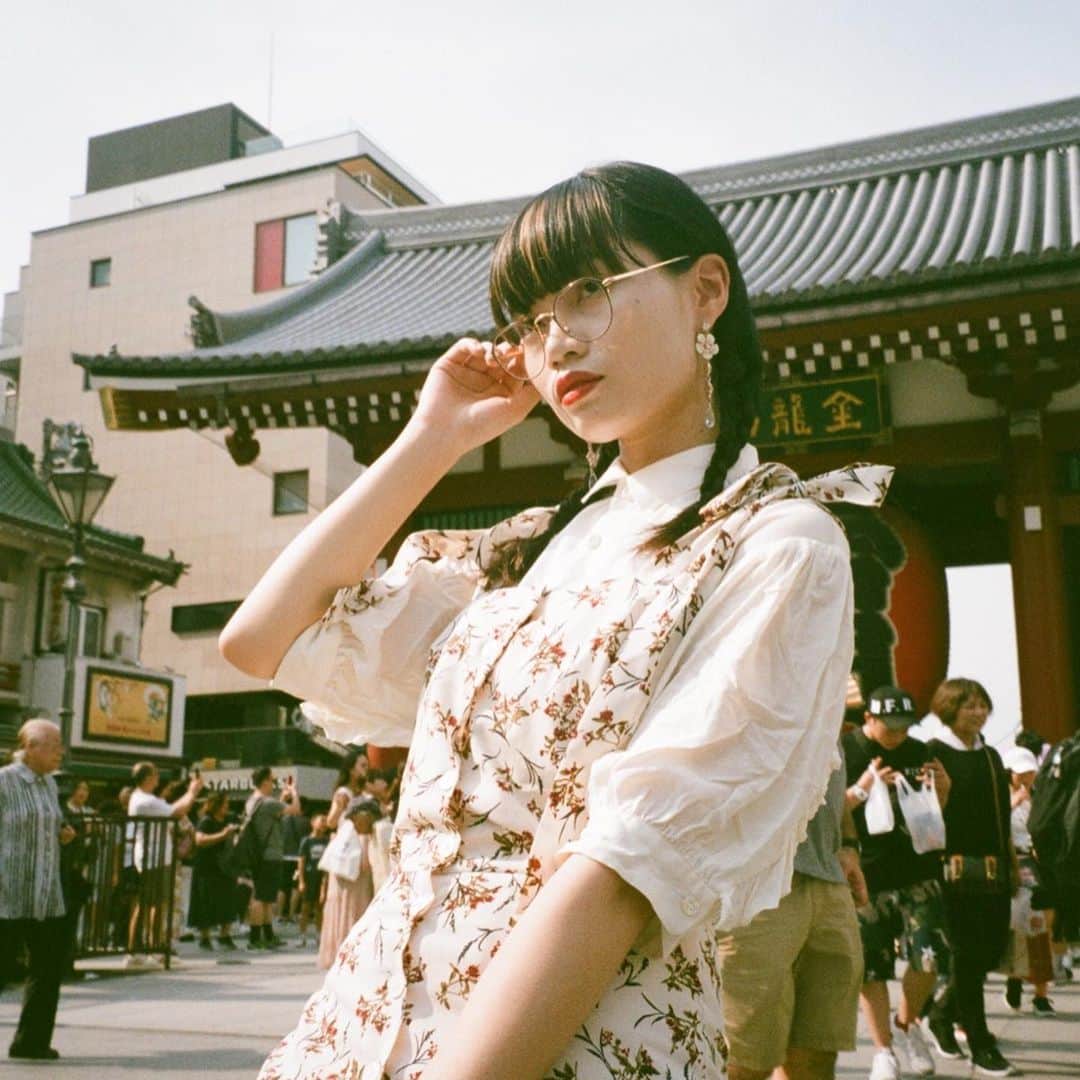 Zoff Officialさんのインスタグラム写真 - (Zoff OfficialInstagram)「AUTUMN CLASSIC / ZP192016_64E1 Model @ppp218ppp メタリックフレームで、コーディネートにこなれた印象をプラス。 三つ編みアレンジに合わせると、クラシックな雰囲気がより強調されたおしゃれスタイルに。 #Zoff #fashion #eyewearstyle #メガネ #ゾフ女子 #Zoffコーデ #スカイツリータウン #ソラマチ店 #東京 #tokyo」9月23日 13時18分 - zoff_eyewear