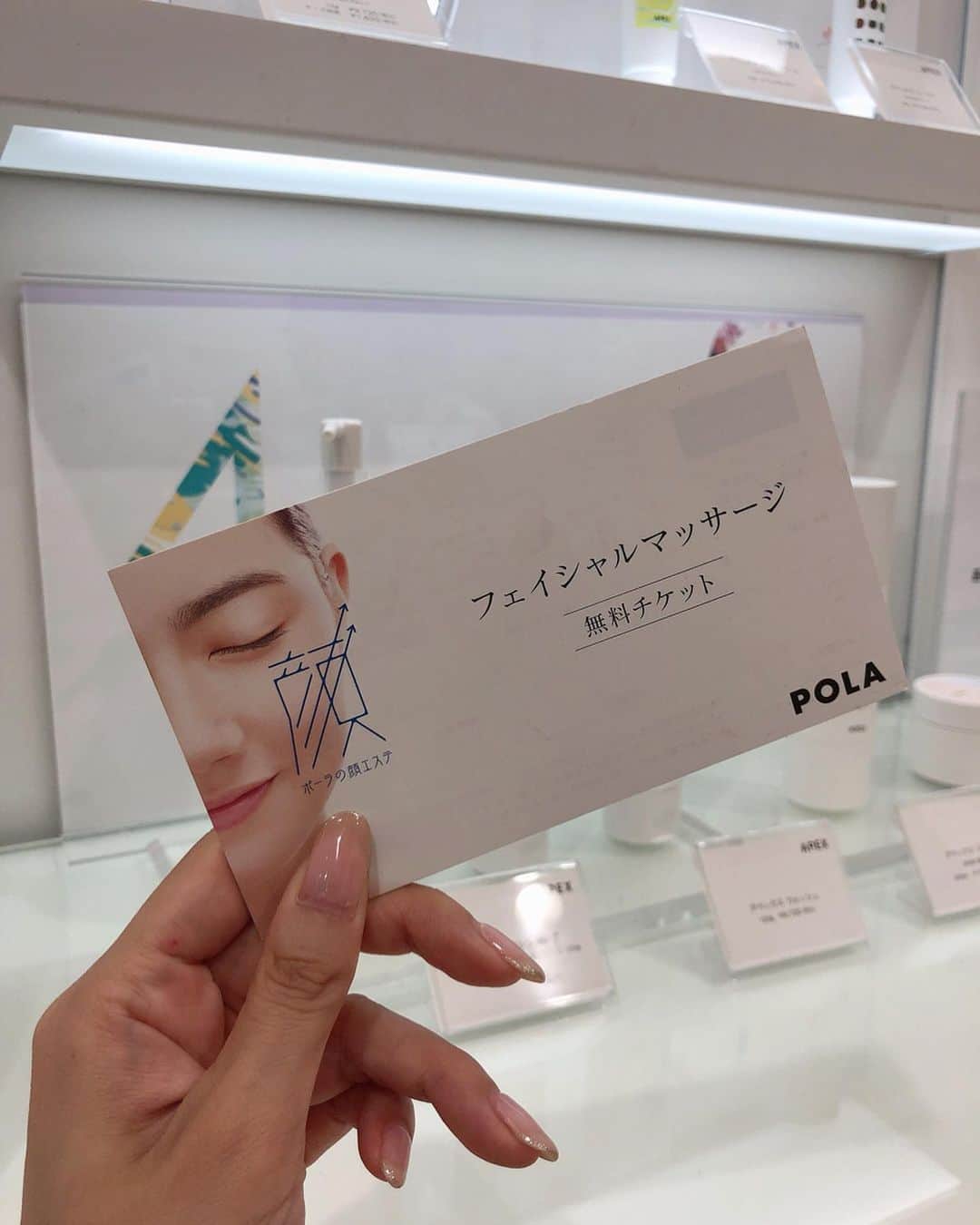Yuika Matsuさんのインスタグラム写真 - (Yuika MatsuInstagram)「. . 今週も  pola 心斎橋御堂筋店 《 @pola_midousujiten 》に行ってきましたよ ♡ . . エステ後に 私が楽しみにしている1つに。。 コスメ雑誌にもよく取り上げられている #BACOLORS の新商品でフルメイクができること💄 . . 今回は B.A COLORS 2019 AW の カラーズ アイパウダー やリップグロス、 マスカラを使ってメイクしてみました ♪ . . 凄く発色も伸びもいいし、1日の持ちも良かったから  カラーズアイパウダー買ってみようかな🤔✨ . . エステ後に お店でフルメイク出来るのって 凄くらく☺︎ . . あと、凄く質問があった AI機能を使用したAPEXの肌カメラと動画を利用して " 862万通り " の中から自分の肌状態を見てもらう カウンセリングについては、 . お店で 無料で見てもらえるらしいよ♪ ※店舗へご予約は入れてくださいね . . さ・ら・に‼︎ 今回は特別に10月末まで . .  pola 心斎橋御堂筋店 《 @pola_midousujiten 》で 予約の際に 私の名前を 出してもらえると #フェイシャルマッサージ 無料券をプレゼント🎁 . . これ、凄いことにですよ！ ぜひ1度pola 心斎橋御堂筋店 へ 行ってみてください☺︎ きっとお肌のお悩みを解決する お手伝いをしてくれます✨ . . . . . . #polathebeauty #ポーラザビューティ#pola #ポーラ#心斎橋エステ#polathebeauty心斎橋御堂筋店 #diemcouleur #apex #アペックス #nocturnal #マスカラ#化粧品#cosmetics .」9月23日 13時20分 - yuika00802
