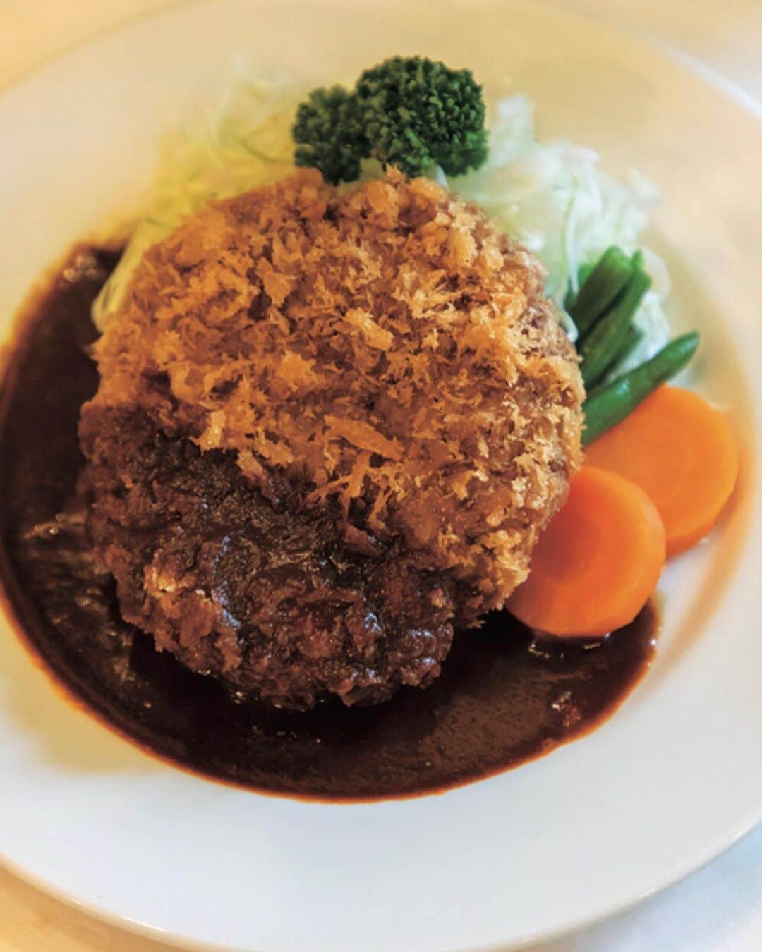 FRaUさんのインスタグラム写真 - (FRaUInstagram)「東京・日本橋にある洋食店「レストラン桂」。懐かしい雰囲気のなかで正統派の洋食が味わえる、昭和38年創業の人気店🍽 ・ 写真1枚目は、ナポリタンではなく、「スパゲティ イタリアン」（¥750）。そう呼ぶのが桂流。デミグラスをほんの少し加えるのが、おいしさの秘密😋 ・ 写真2枚目は、ランチの一番人気､「特製メンチカツレツ」（¥1100・ライス付き）。カツレツはジューシーかつ、ホッとするお味💞 ・ 夜のメニューには、鶏わさ、冷ややっこ、ししゃもなど、おつまみメニューも豊富なため、夕方以降は居酒屋使いをする人たちも多いとか🍻 📍東京都中央区日本橋室町1-13-7  #日本橋 #日本橋グルメ #洋食屋 #ランチ #lunch #洋食屋さん #東京 #tokyo #パスタ #スパゲティ #カツレツ #ハンバーグ #洋食 #レストラン #grill #italian #frau」9月23日 13時21分 - fraumagazine