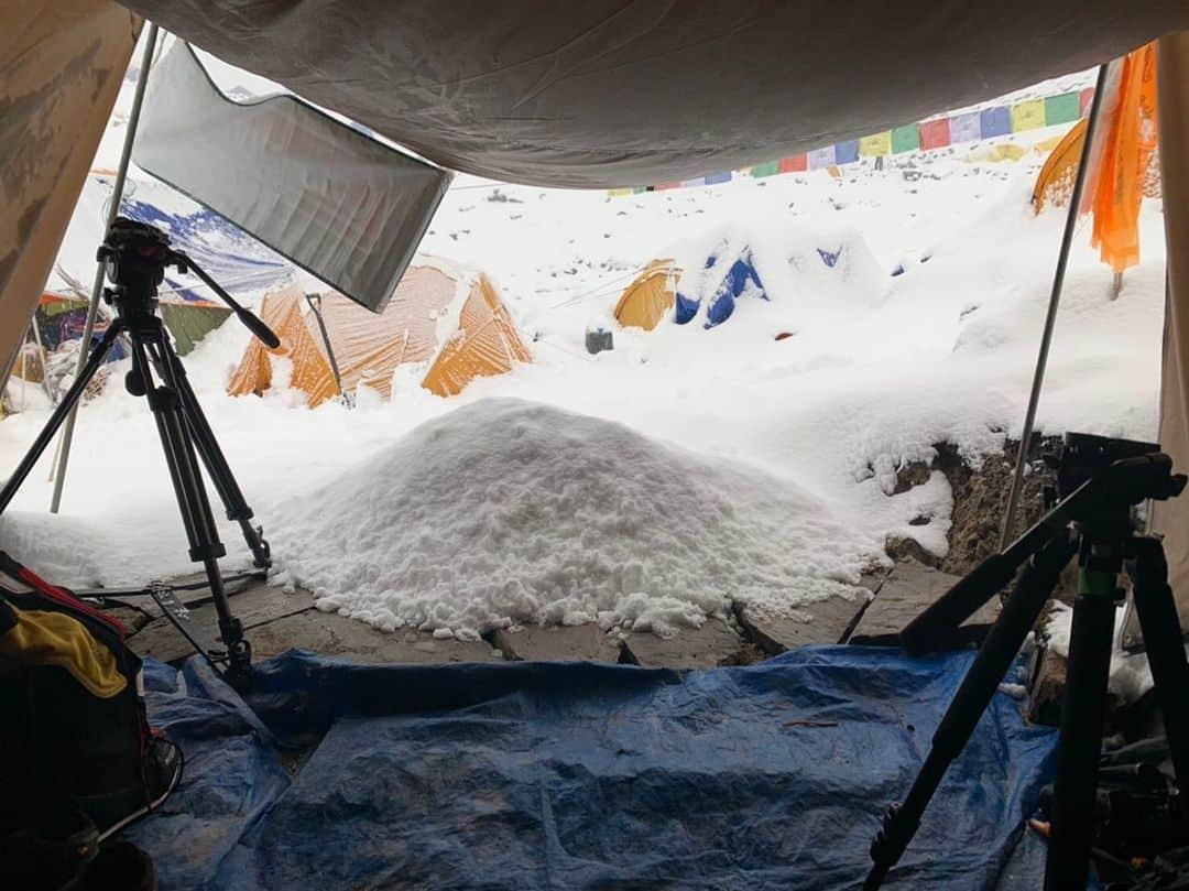 野口健さんのインスタグラム写真 - (野口健Instagram)「昨夜から再び大雪。夜中にテントからの雪下ろしをさぼるととんでもない事になるので、寝不足気味。やはりこれがマナスル。マナスルの難しさです。今日からキャンプ1、キャンプ2を目指します。焦らずに一歩一歩。」9月23日 13時22分 - noguchiken8848