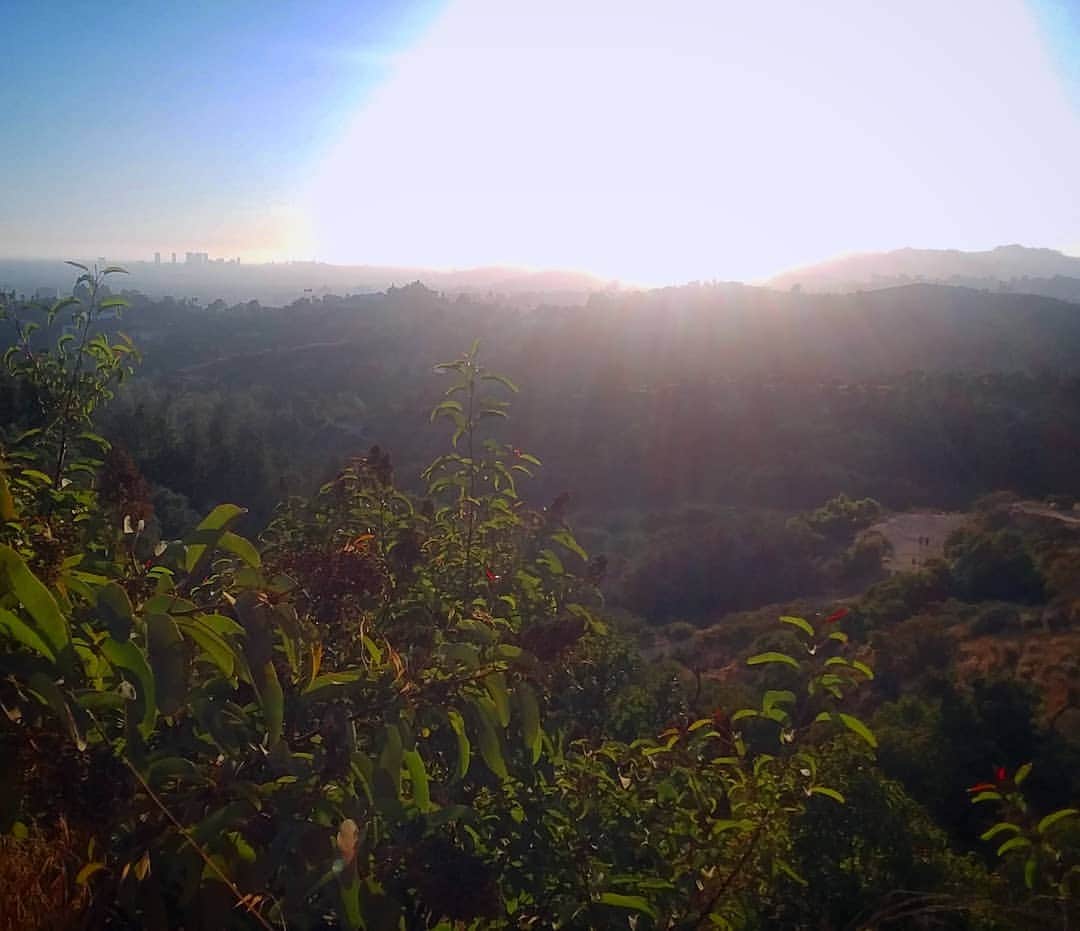 ジェシカ・アシュリーのインスタグラム：「Sunset hike today 🌞🌄🌇」