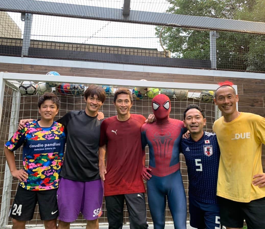 のインスタグラム：「. この汗ヤバイ💦🤣 . 子供達と1対1やゲーム⚽️ . #soccer #koeschool #イベント #スパイダーマン #特殊な人ばかり #笑 #笑顔 #松森亮 #福西崇史 #ジュビロ磐田 #puma #instagood #instaphoto」