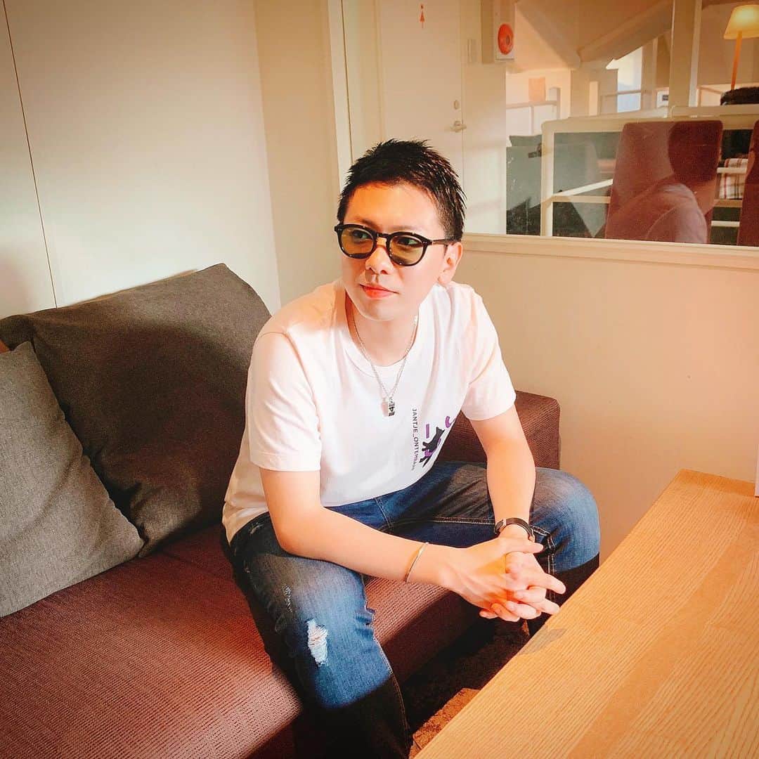 上坂嵩さんのインスタグラム写真 - (上坂嵩Instagram)「Wearing Sunglasses.﻿ ﻿ 以前リクエストいただいたので、﻿ サングラス姿🕶の写真も撮ってみました！﻿ いかがでしょう？😂笑﻿ ﻿ ﻿ #上坂嵩 ﻿ #JANTJE_ONTEMBAAR﻿ #J_O﻿ #NAKAMA﻿ Happy 2nd anniversary.」9月23日 13時29分 - takashi_uesaka_nbn