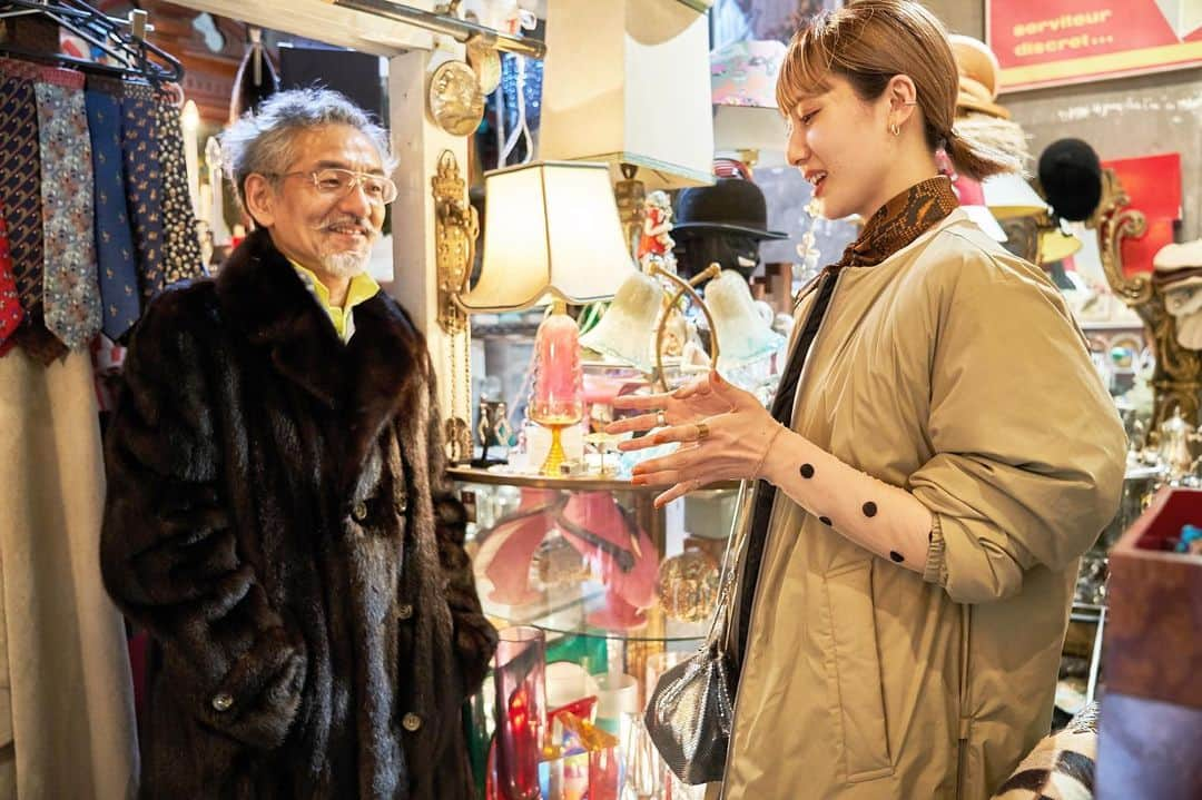 江奈さやかさんのインスタグラム写真 - (江奈さやかInstagram)「OAS TOKYO CITY GUIDE／クリエイティブパーソンが案内する、知る人ぞ知る東京スポットガイド。 告知のタイミングが少し遅くなりましたが「ファーレ立川アート」に続く後半編がUPされました。 今回は物をみる価値観が変わるお店、中目黒にある「new territory」をご紹介します。  暑い中ファーコートを身に纏ってくれた優しい邦雄さん😭 買う物に悩んだら是非相談してみて下さい。  タグ付けから飛んでURLで見れます🔥 thank you @newterritory_tokyo  @kunioito_newterritory -------------------- 📷Edit & Text Yukihisa Takei（HIGHVISION）/ Movie Direction Nesco（Nigrec）/ Movie & Photo Mitsuaki Mu -------------------- #newterritory #中目黒 #advanced_down_system #ads_fashion #江奈さやか #sayakaena #tokyo」9月23日 13時31分 - e_n_a_58