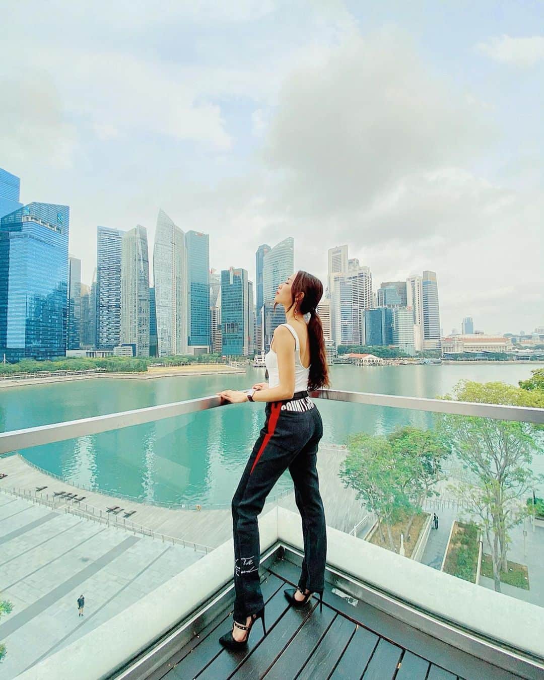 ソニアのインスタグラム：「Been pretty cloudy the last few days but it ain’t stoppin’ us from experimenting with the new wide-angle lens! It makes me look taller too 🤣 Thank you @singtel @apple for having me as your host last Friday 💋  #shotoniphone」