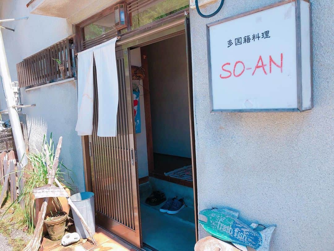 松本翔さんのインスタグラム写真 - (松本翔Instagram)「. . りんさんに教えてもらって今日のカレー🍛 【 #多国籍料理soan 】 さん @native_oyaji ———————————————————————— . 日替わりランチが人気だけど、、 カレーが好きということを、伝えもらえてたので、 メニューの ⚪︎タイカレー と ⚪︎懐かしのカレー を合わせた、 『懐かしのタイカレー』を食べました！！！ ドロっとした懐かしさ溢れるカレーなんだけど、 タイカレーのスパイスさが深く煮込んだような旨さ。  ご飯を纏ってるカレーの盛り付けはみんなそそられるやつ！ サーフィン🏄‍♂️なら連れてくぞー！ あーやべー全然泳げないんだよなぁ🤭 . #soan#多国籍料理#タイカレー#懐かしのカレー#アジア料理#エスニック#健康的ランチ#古民家#高知グルメ#高知ランチ#高知カフェ#高知スイーツ#高知カレー日記#高知#高知市#鏡川」9月23日 13時50分 - matsumotosho444