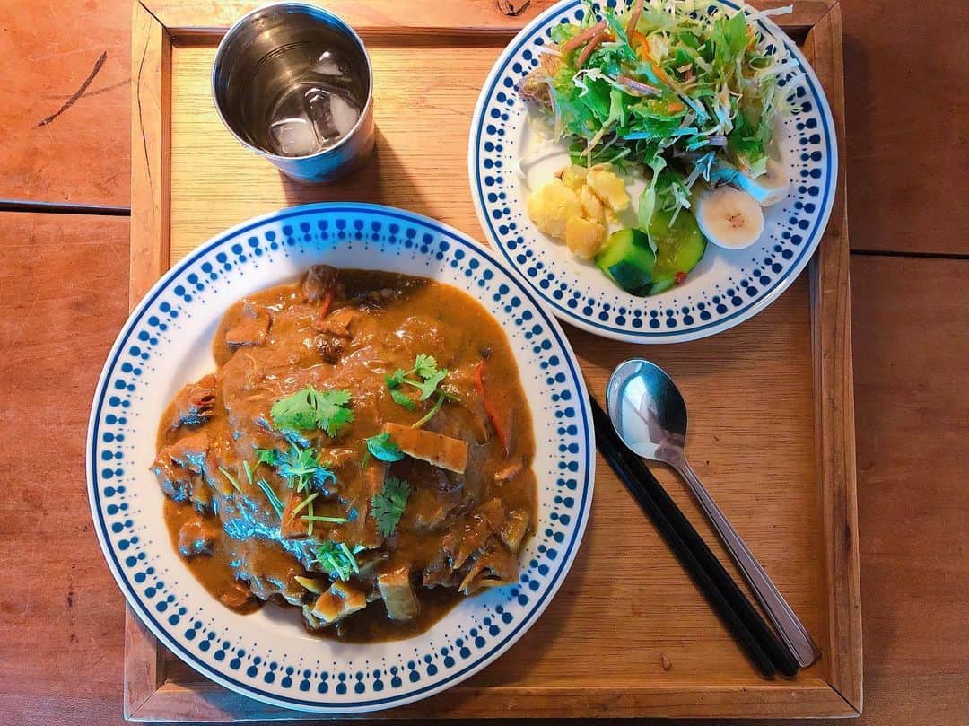 松本翔さんのインスタグラム写真 - (松本翔Instagram)「. . りんさんに教えてもらって今日のカレー🍛 【 #多国籍料理soan 】 さん @native_oyaji ———————————————————————— . 日替わりランチが人気だけど、、 カレーが好きということを、伝えもらえてたので、 メニューの ⚪︎タイカレー と ⚪︎懐かしのカレー を合わせた、 『懐かしのタイカレー』を食べました！！！ ドロっとした懐かしさ溢れるカレーなんだけど、 タイカレーのスパイスさが深く煮込んだような旨さ。  ご飯を纏ってるカレーの盛り付けはみんなそそられるやつ！ サーフィン🏄‍♂️なら連れてくぞー！ あーやべー全然泳げないんだよなぁ🤭 . #soan#多国籍料理#タイカレー#懐かしのカレー#アジア料理#エスニック#健康的ランチ#古民家#高知グルメ#高知ランチ#高知カフェ#高知スイーツ#高知カレー日記#高知#高知市#鏡川」9月23日 13時50分 - matsumotosho444